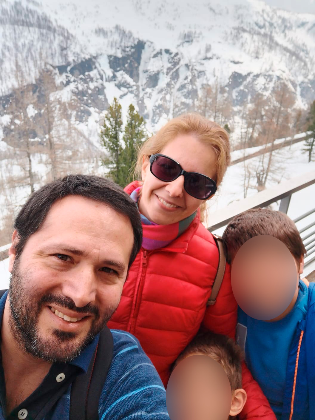 Gabriela, con su marido Diego, de profesión abogado y sus dos hijos