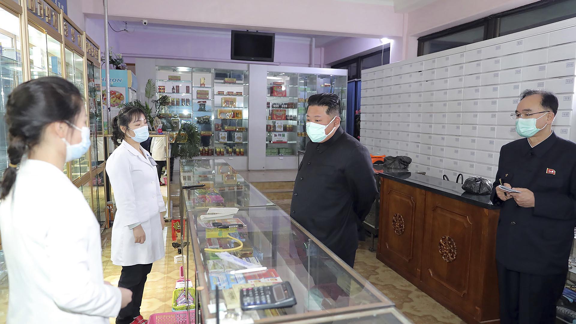 En esta foto proporcionada por el gobierno de Corea del Norte, el líder norcoreano Kim Jong Un visita una farmacia en Pyongyang (Agencia Central de Noticias de Corea/Servicio de Noticias de Corea vía AP)