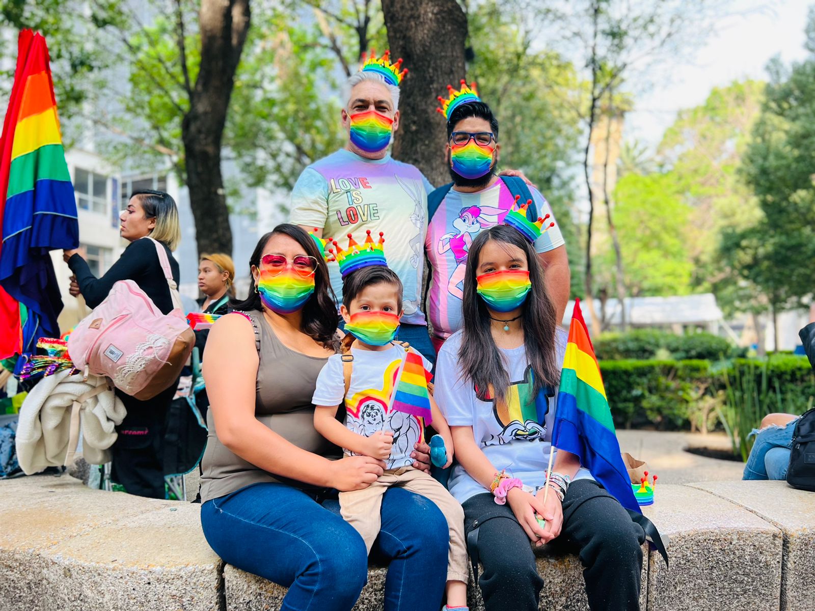 Una familia marcha en el centro de la Ciudad de México. Le dijeron a Infobae que lo hacen para "apoyar la diversidad" (Crédito: Pavel Gaona)