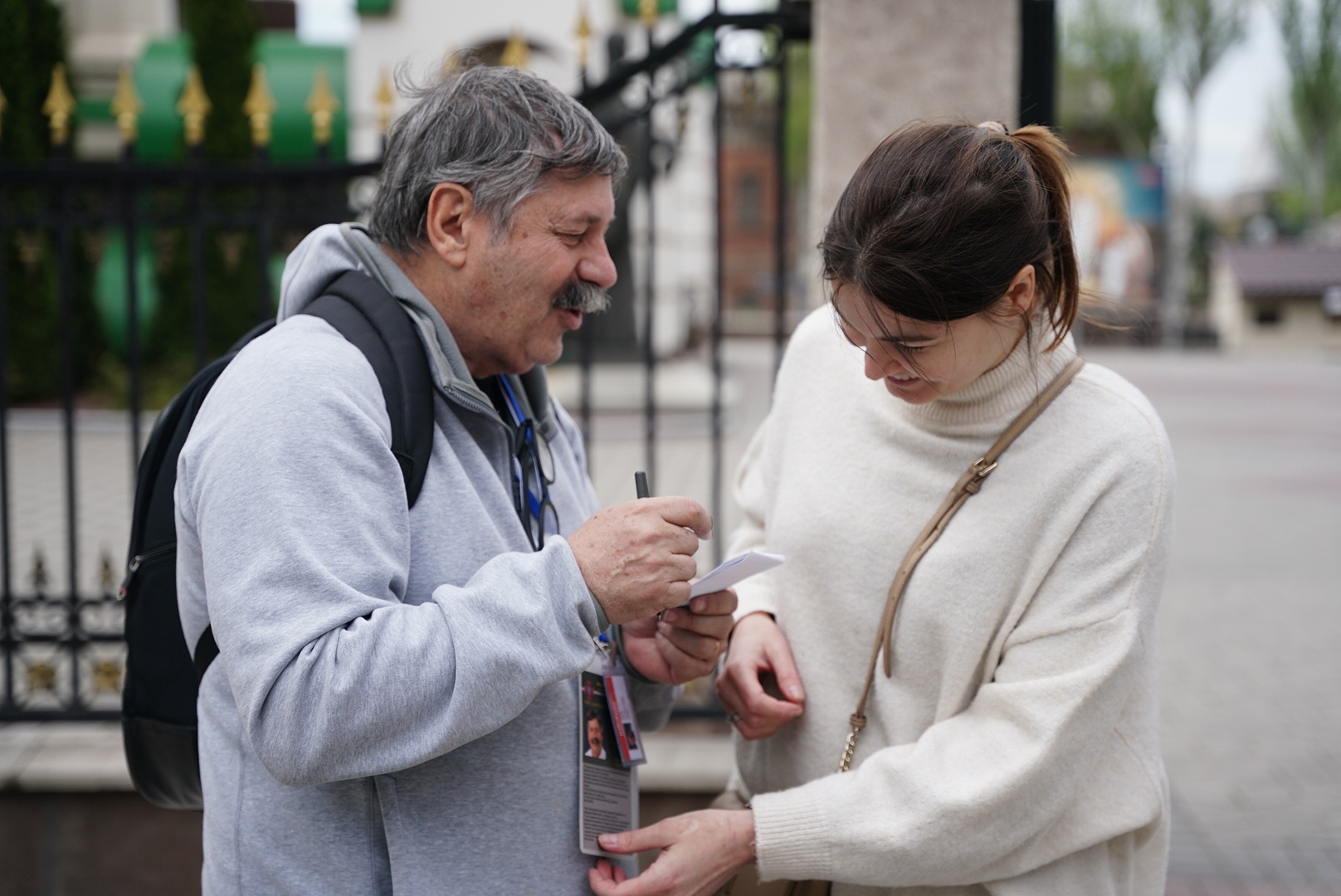 Valerina Cherepanova, voluntaria en la iglesia local, revisa la credencial de Infobae antes de opinar sobre la situación en Zaporiyia. Foto: Franco Fafasuli)Franco Fafasuli