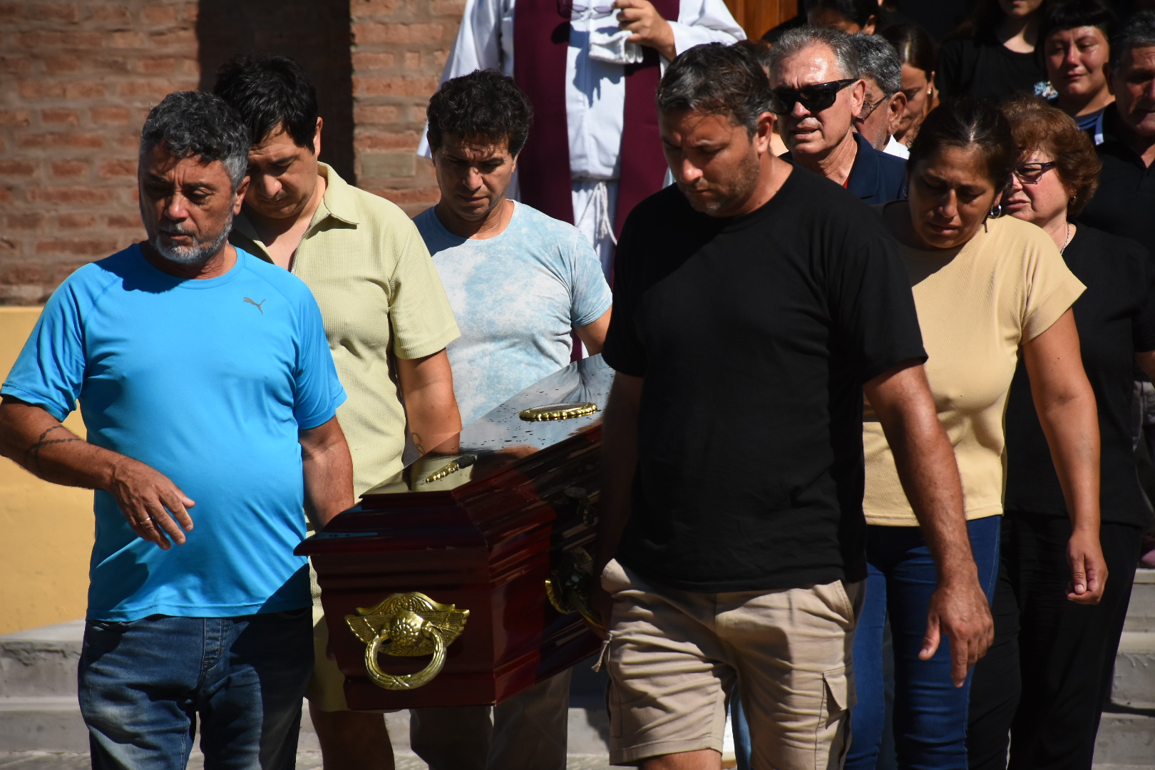 San Crist&oacute;bal quebrado en la despedida de Ian: el chico que toc&oacute; un ata&uacute;d por primera vez y el pedido de reconciliaci&oacute;n del cura