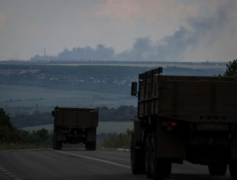 La central térmica de Vuhlehirsk arde tras un bombardeo, en medio del ataque de Rusia a Ucrania, cerca de la ciudad de Svitlodarsk, región de Donetsk, Ucrania