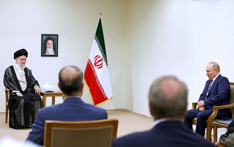 El líder supremo de Irán, el ayatolá Alí Jamenei, se reúne con el presidente ruso Vladímir Putin en Teherán, Irán. 19 de julio de 2022. Oficina del Líder Supremo iraní/WANA (Agencia de Noticias de Asia Occidental)/Handout vía REUTERS