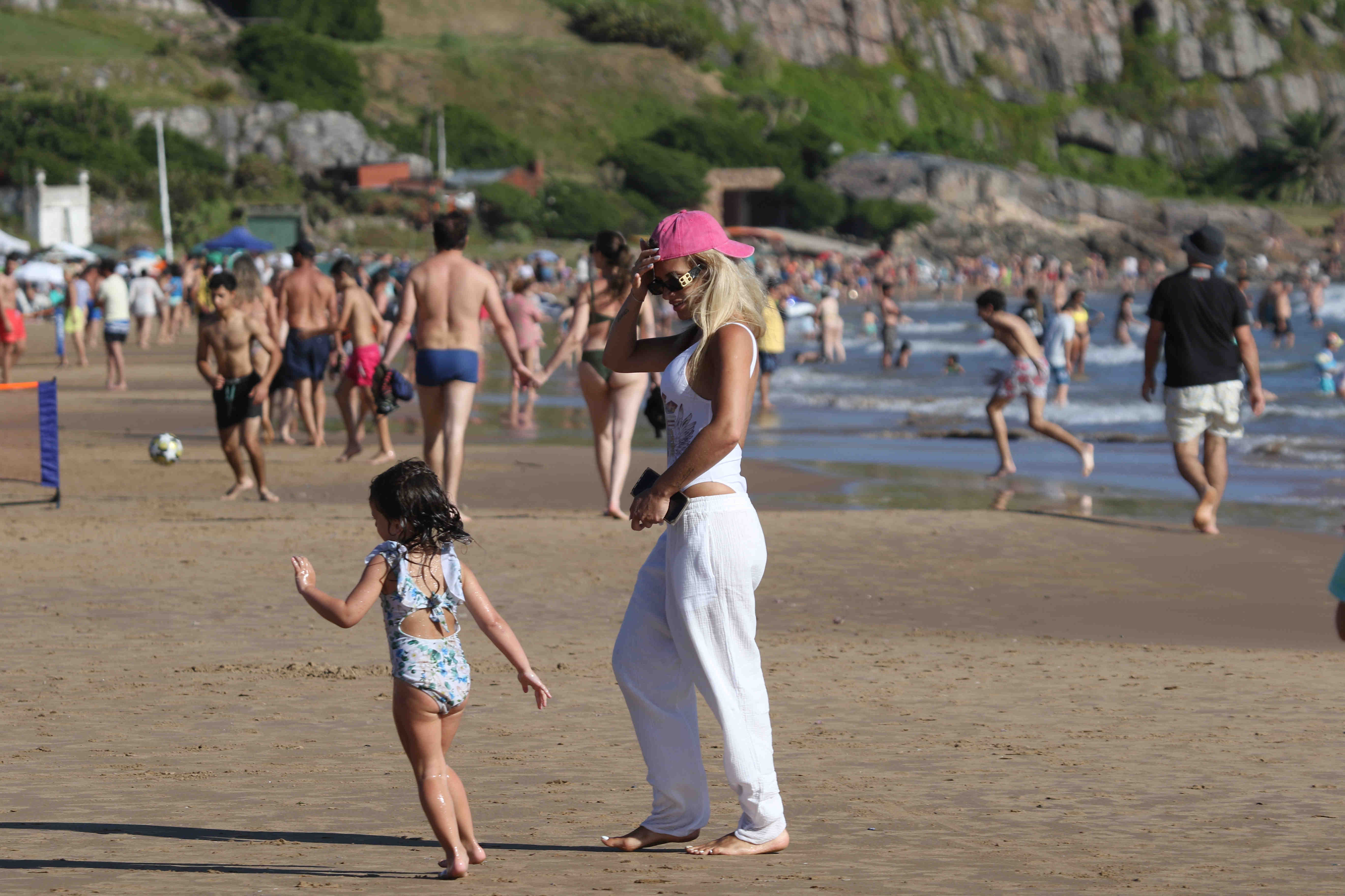 Camila Homs ha passato l'intero pomeriggio a giocare con i suoi bambini sulla spiaggia (Foto: RS)
