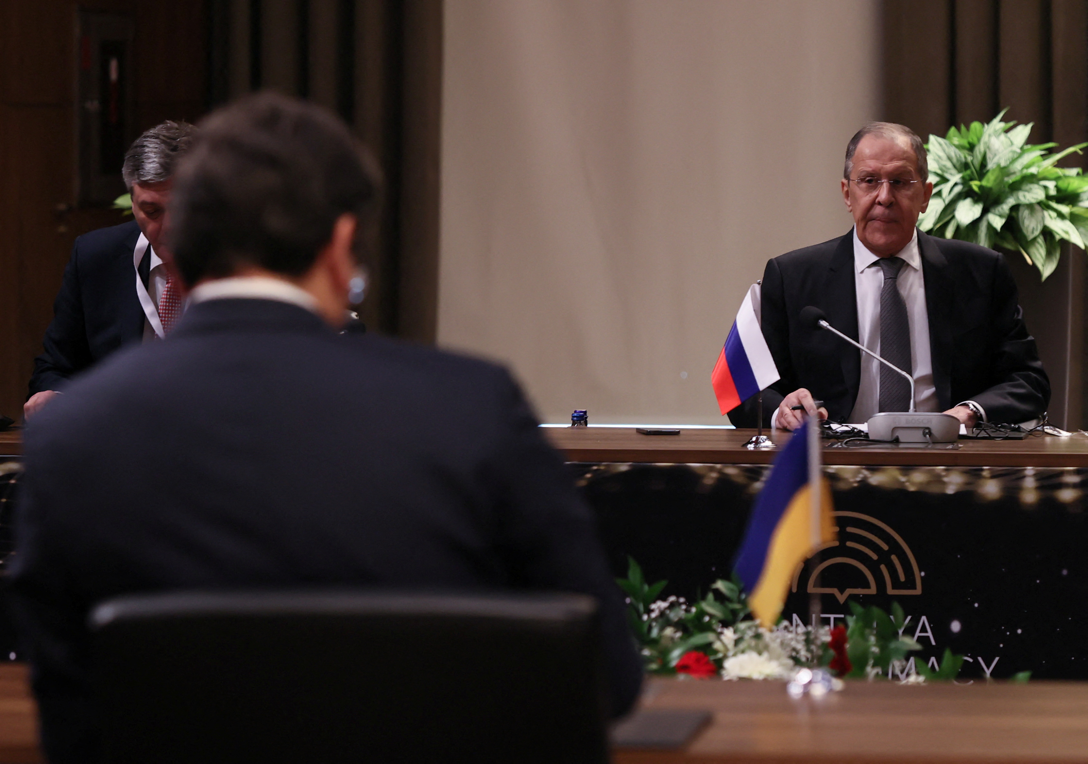 De frente, Serguei Lavrov, canciller ruso. De espaldas, Dmytro Kuleba, de Ucrania (Turkish Foreign Ministry/Handout via REUTERS)