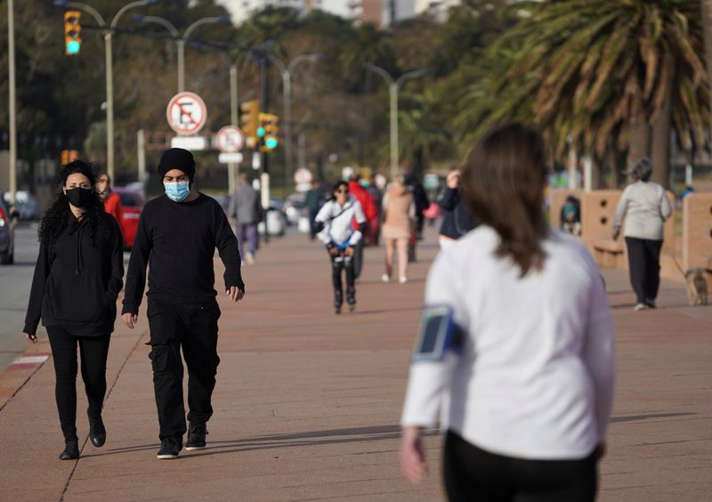 Las autoridades de Uruguay preparan una batería de medidas para hacer frente a la pandemia (REUTERS)