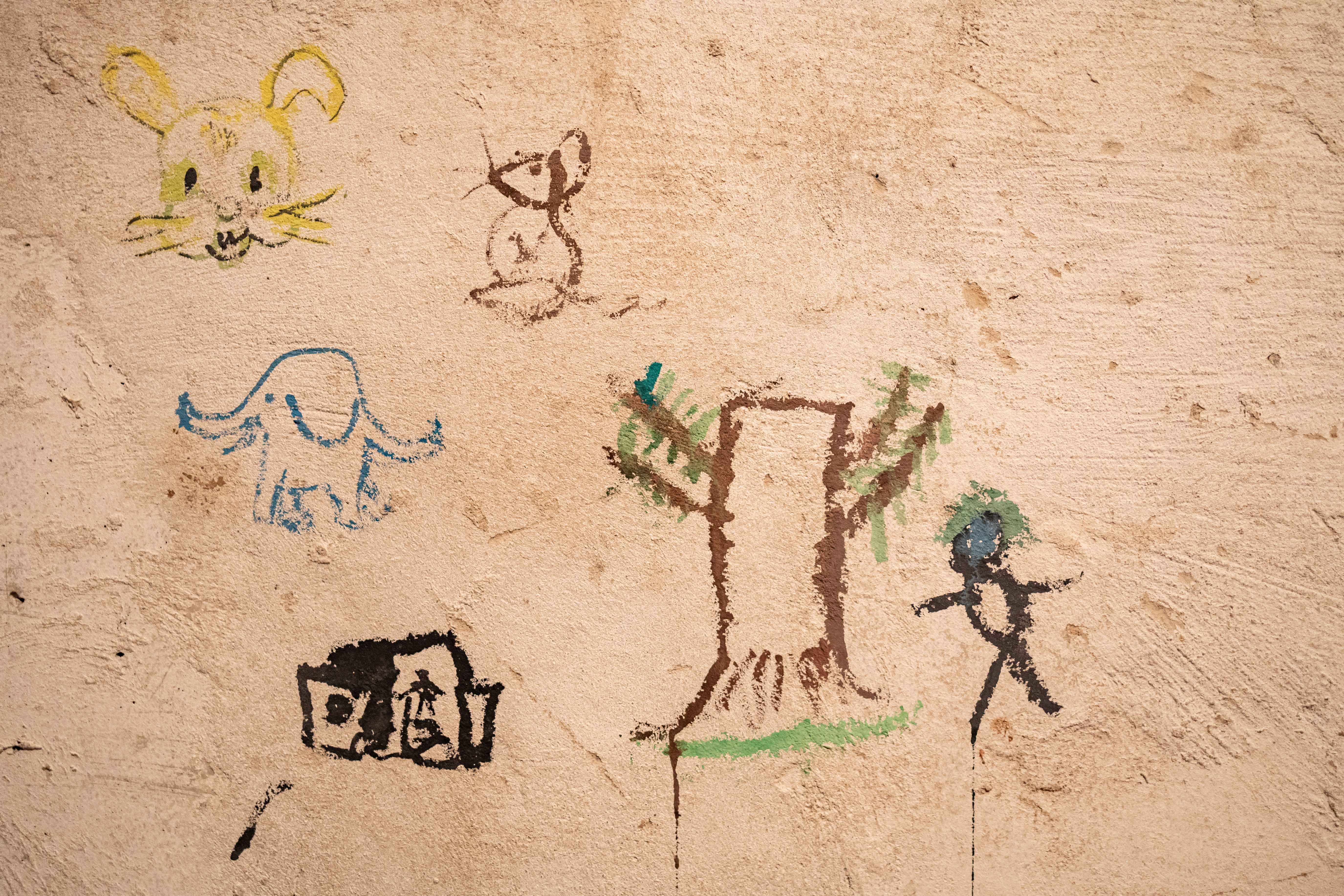 Se ve un dibujo en una pared dentro del sótano de la escuela de Yahidne, cerca de Chernihiv, Ucrania, el 6 de abril de 2022. REUTERS/Marko Djurica 
