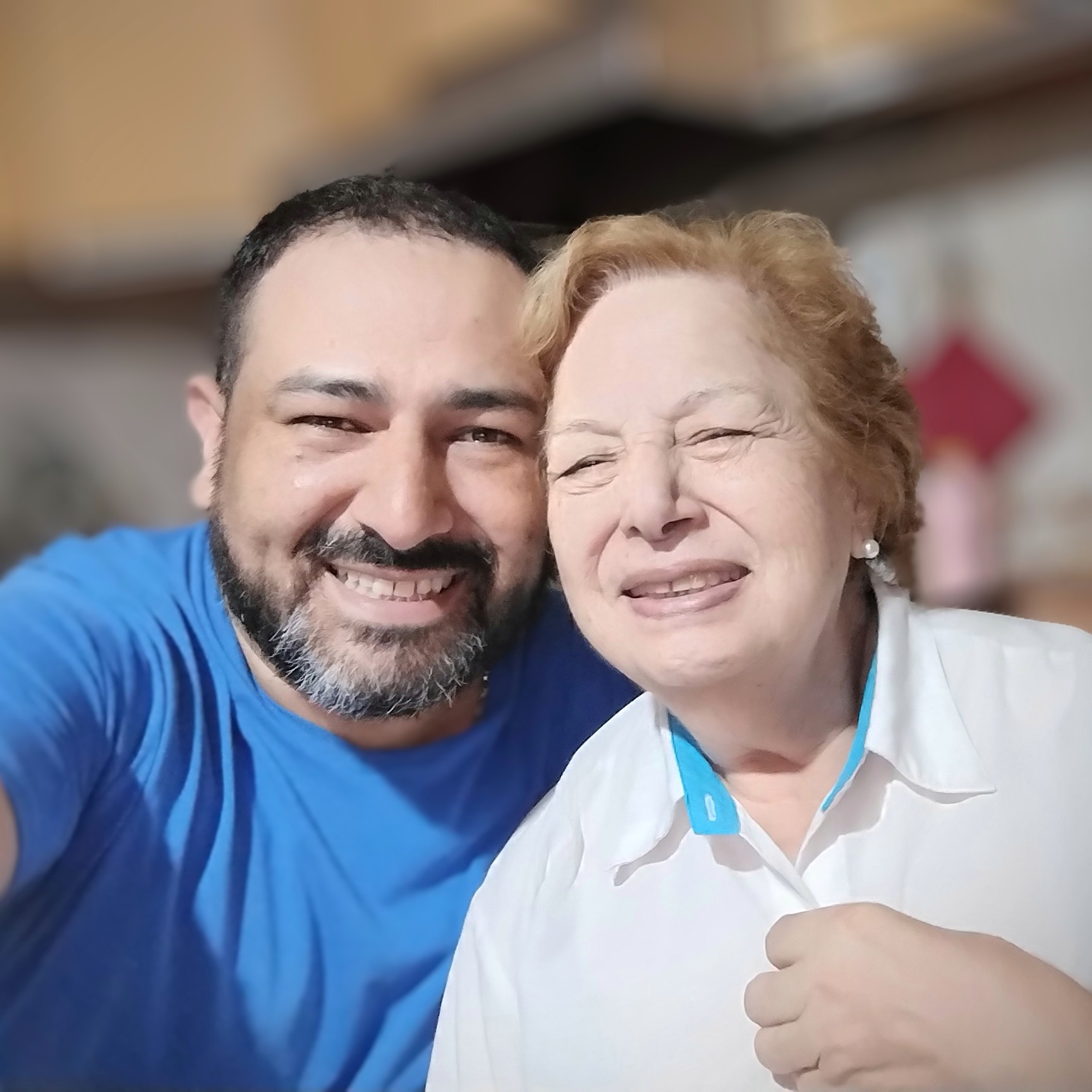 Madre e hijo, felices después de leer las repercusiones de la foto que publicó en Twitter (Foto: Gentileza Esteban Armoya)