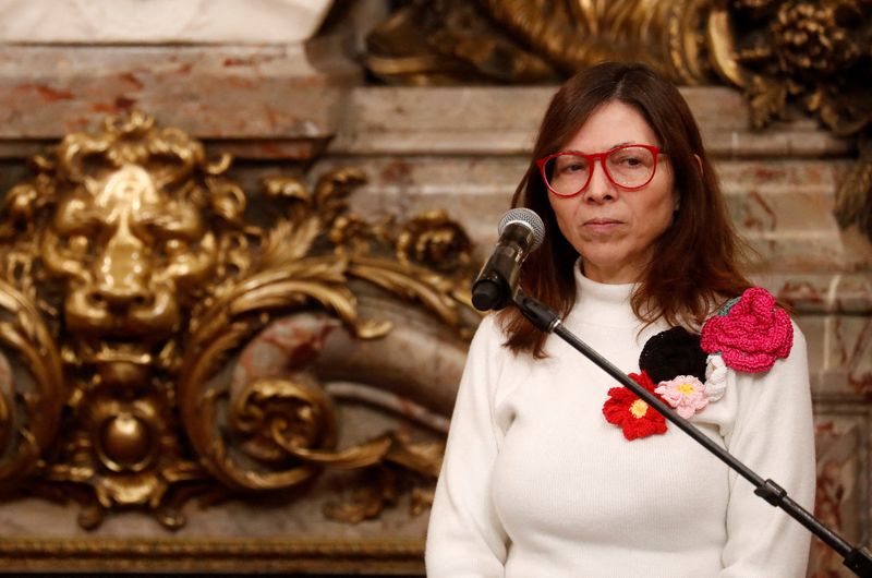 Silvina Batakis observa mientras atiende la ceremonia de jura de su nombramiento como ministra de Economía 