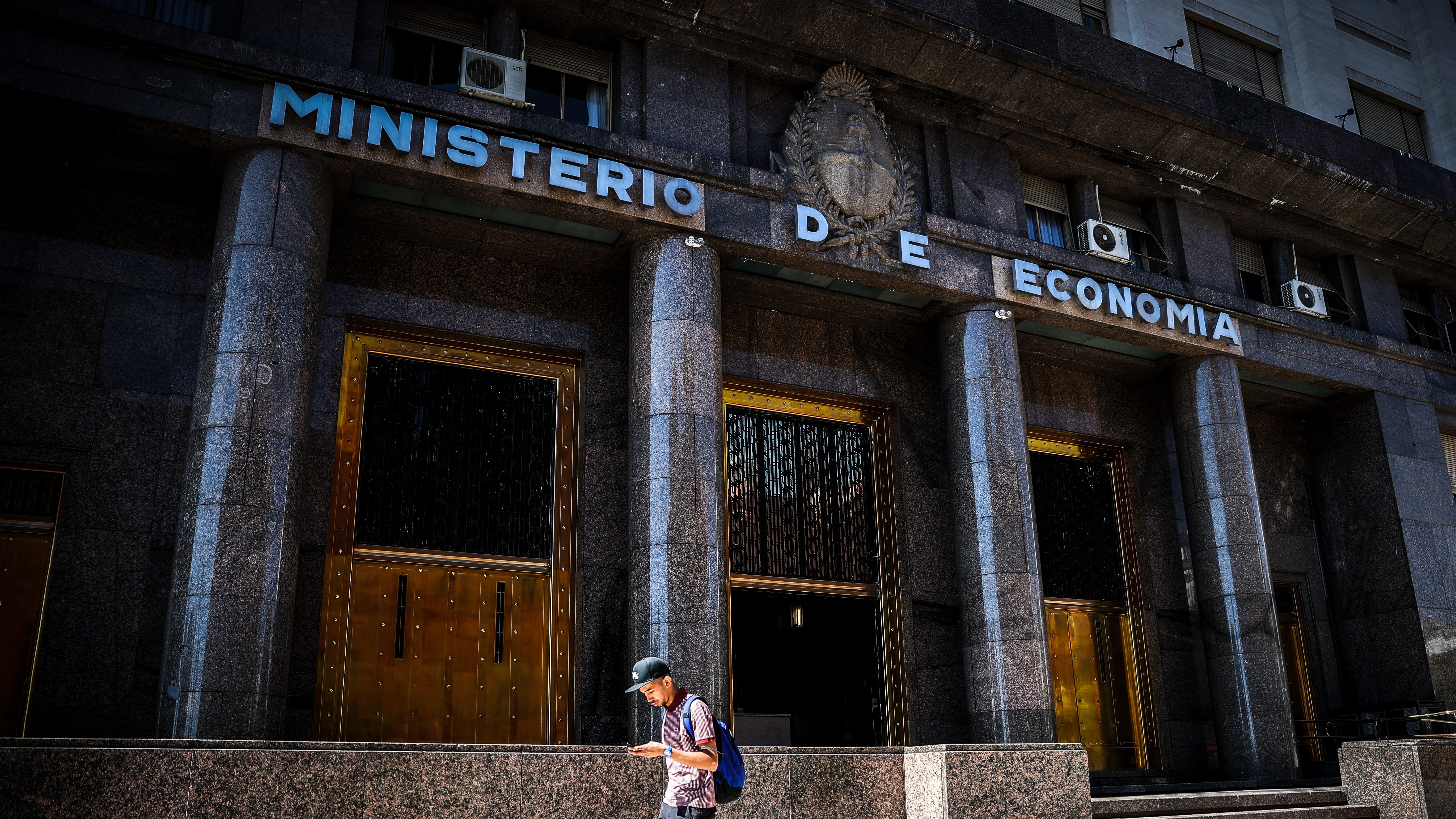 Una persona camina frente al Ministerio de Economía hoy en la ciudad de Buenos Aires (Argentina). EFE/Juan Ignacio Roncoroni
