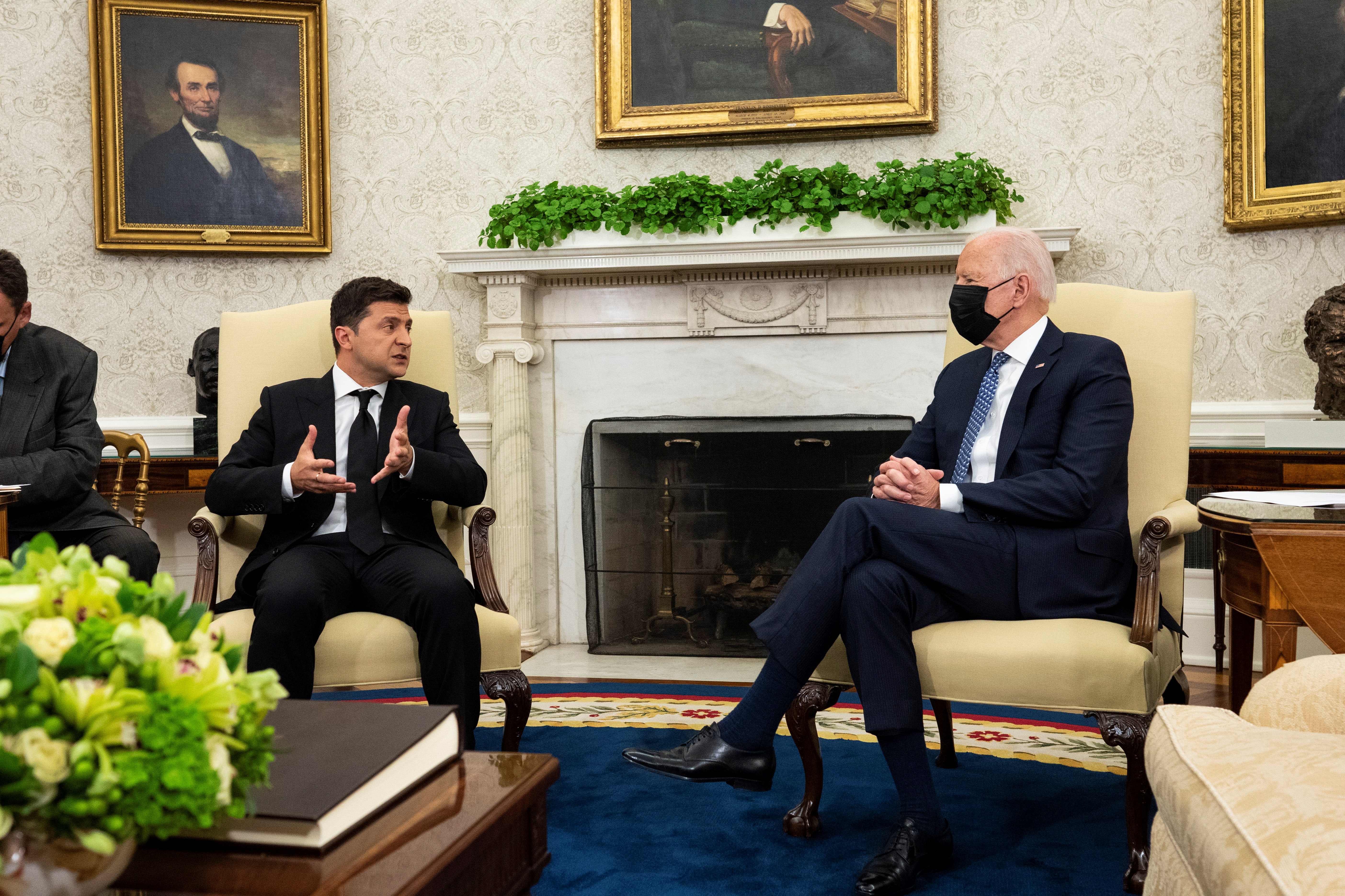 El presidente de EEUU, Joe Biden (d) dialoga con su homólogo de Ucrania Volodymyr Zelenskyy (i) (EFE)
