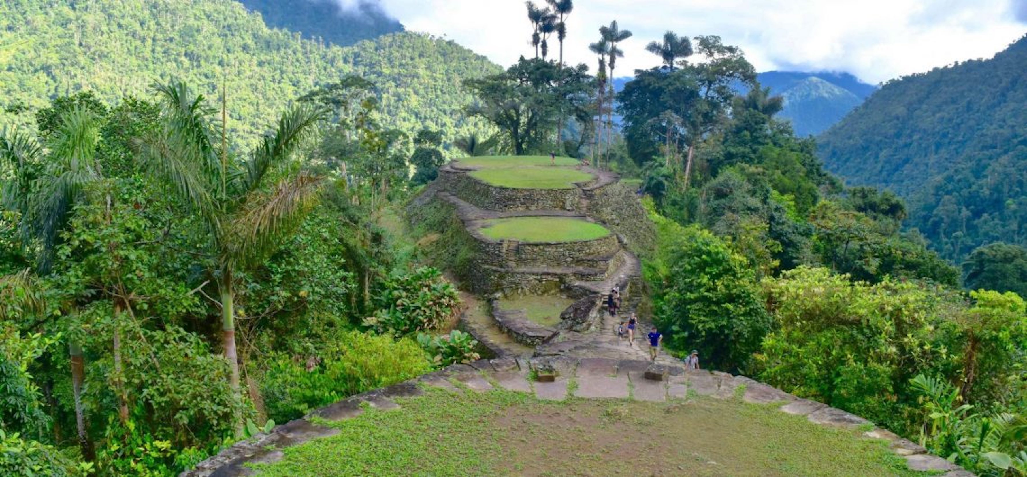 La Ciudad Perdida está escondida en lo profundo de la jungla de Colombia y consta de alrededor de 170 terrazas de piedra excavadas en una montaña, con numerosas plazas y calles conectadas (Oficina de Turismo de la Ciudad Perdida)