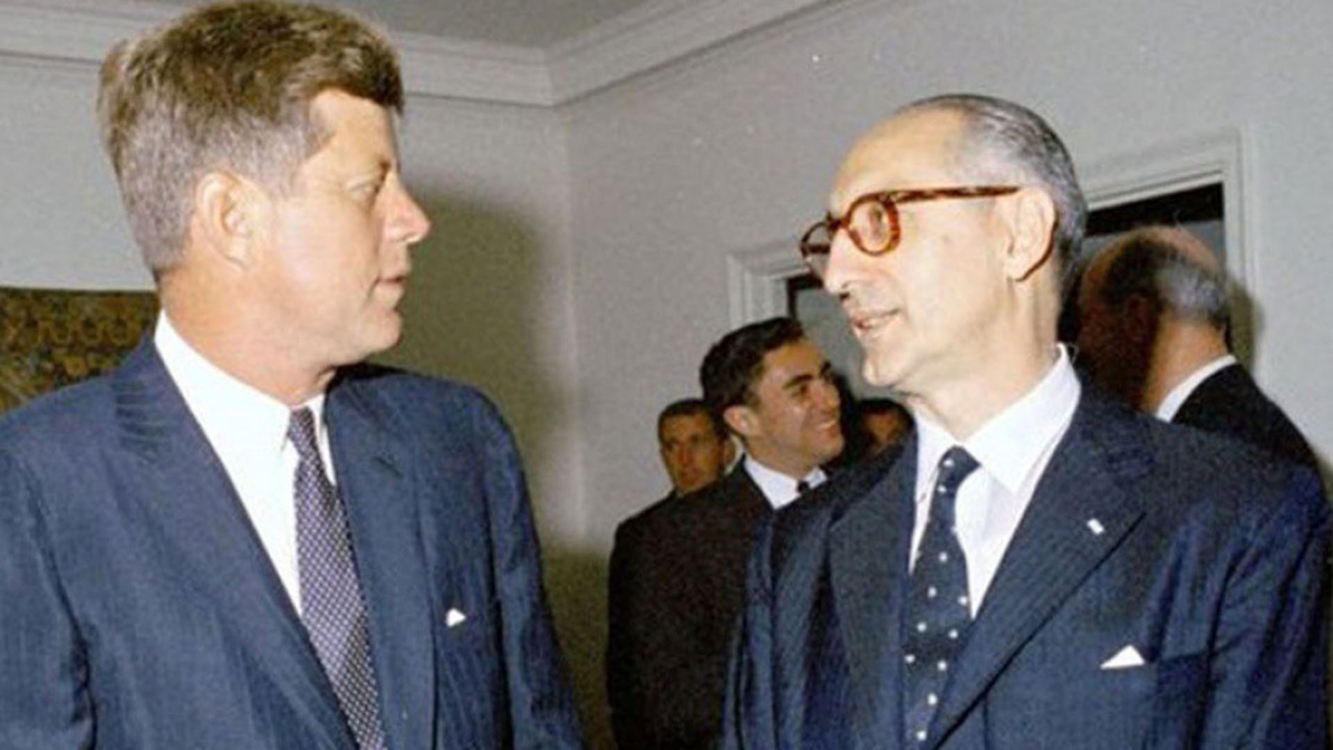 Frondizi, Kennedy y el affaire de las cartas cubanas - Infobae