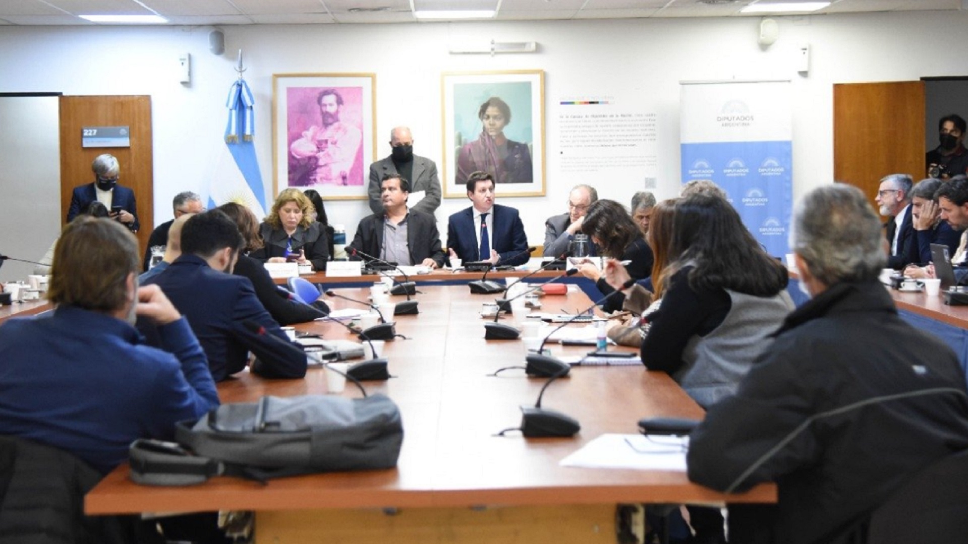 Tras las críticas de la oposición, el oficialismo aceptó excluir al PAMI del proyecto de Compre Argentino 