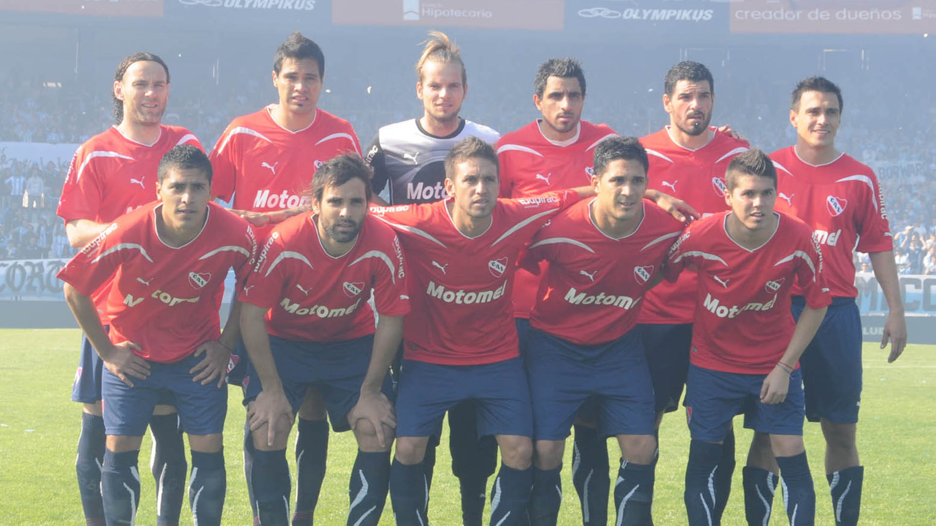 Nieva como titular –el cuarto de cuclillas– en el equipo que enfrentó a Racing en el 2011 con Ramón Díaz al mando (Fotobaires)