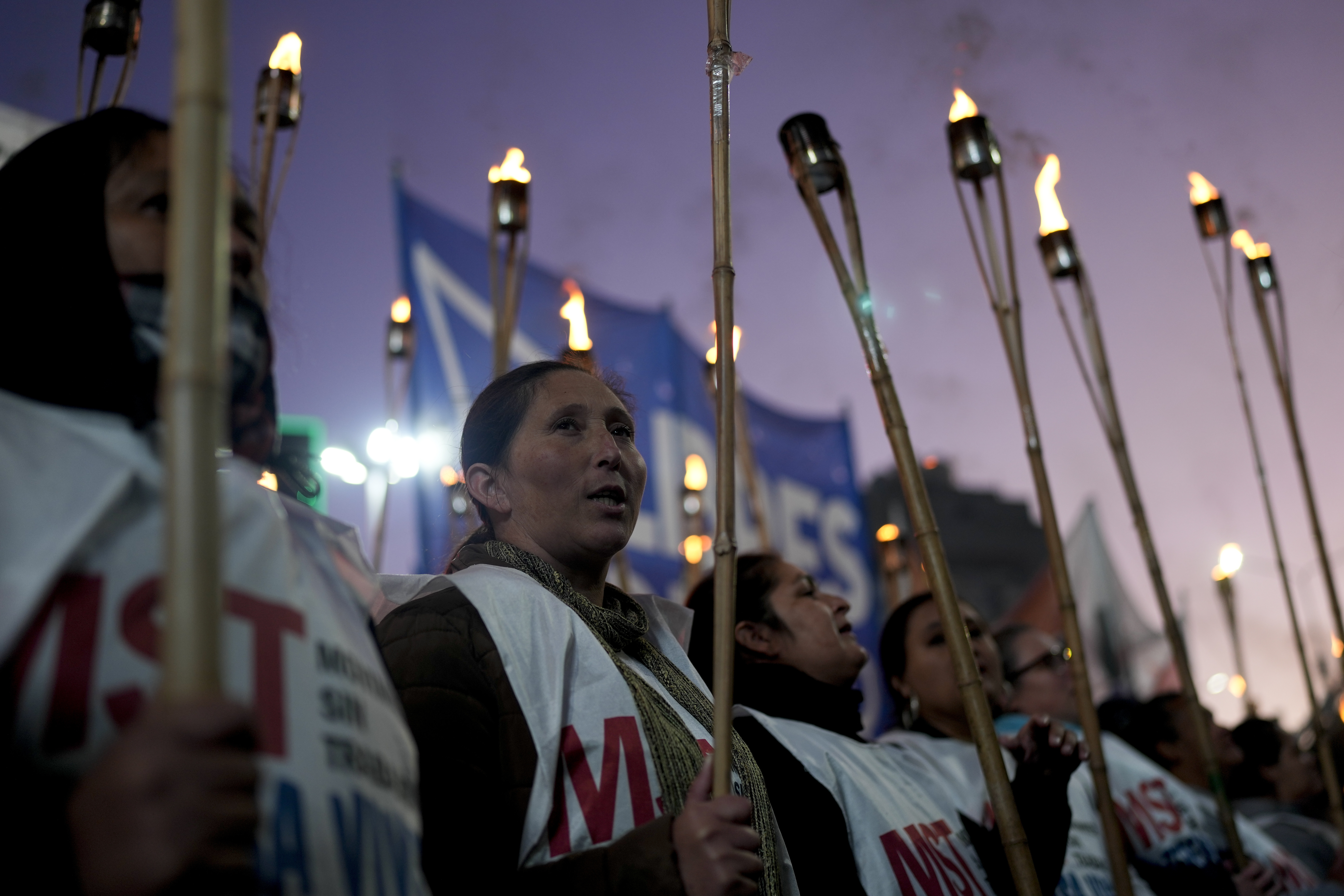 Integrantes de organizaciones sociales marchan con antorchas en protesta contra las políticas gubernamentales y en reclamo de salarios más altos para enfrentar la inflación, en Buenos Aires, Argentina, el miércoles 19 de abril de 2023. (AP Foto/Natacha Pisarenko)