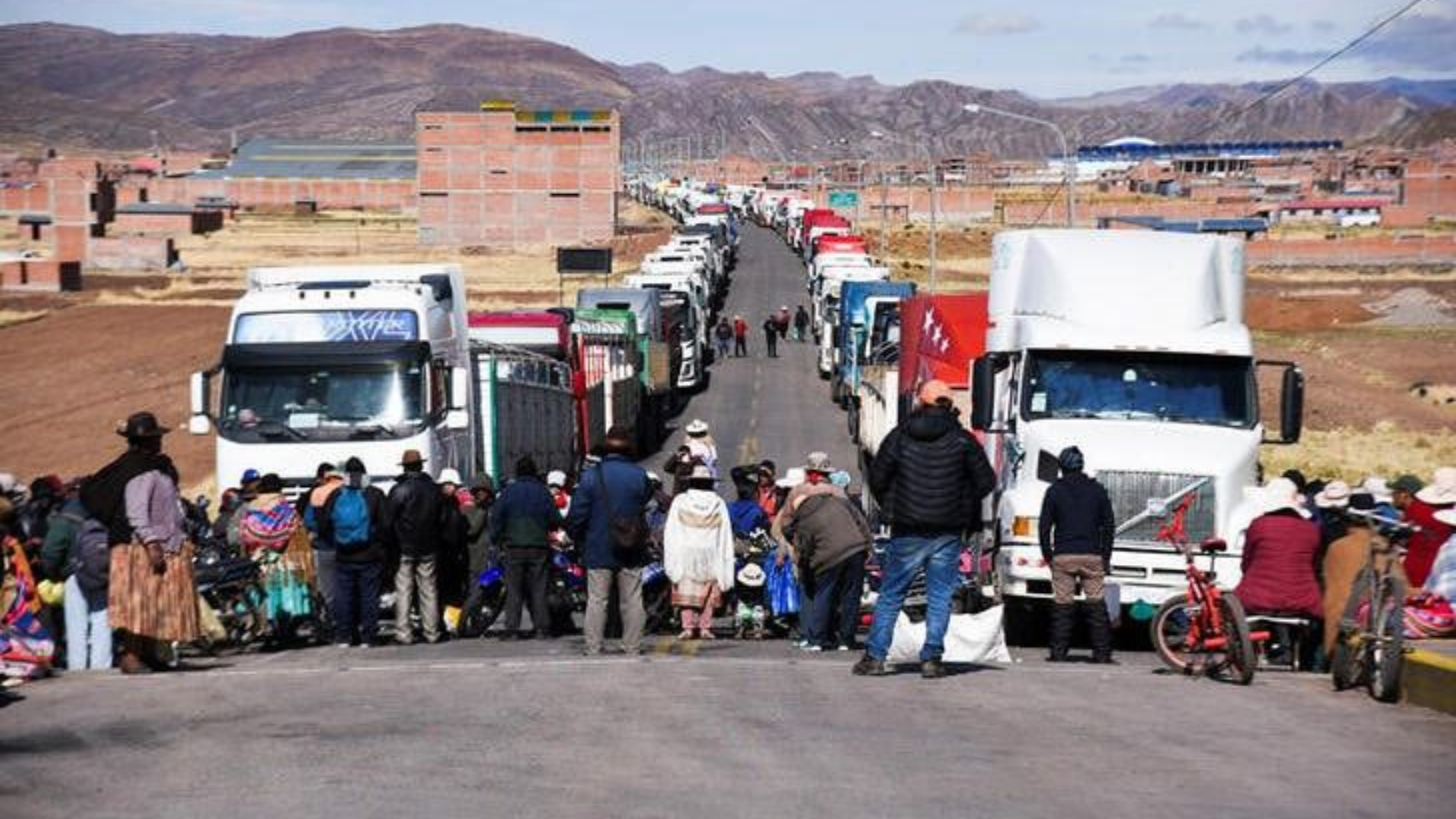Transportistas esperan en fila mientras manifestantes bloquean el paso fronterizo de Desaguadero. REUTERS/Claudia Morales.