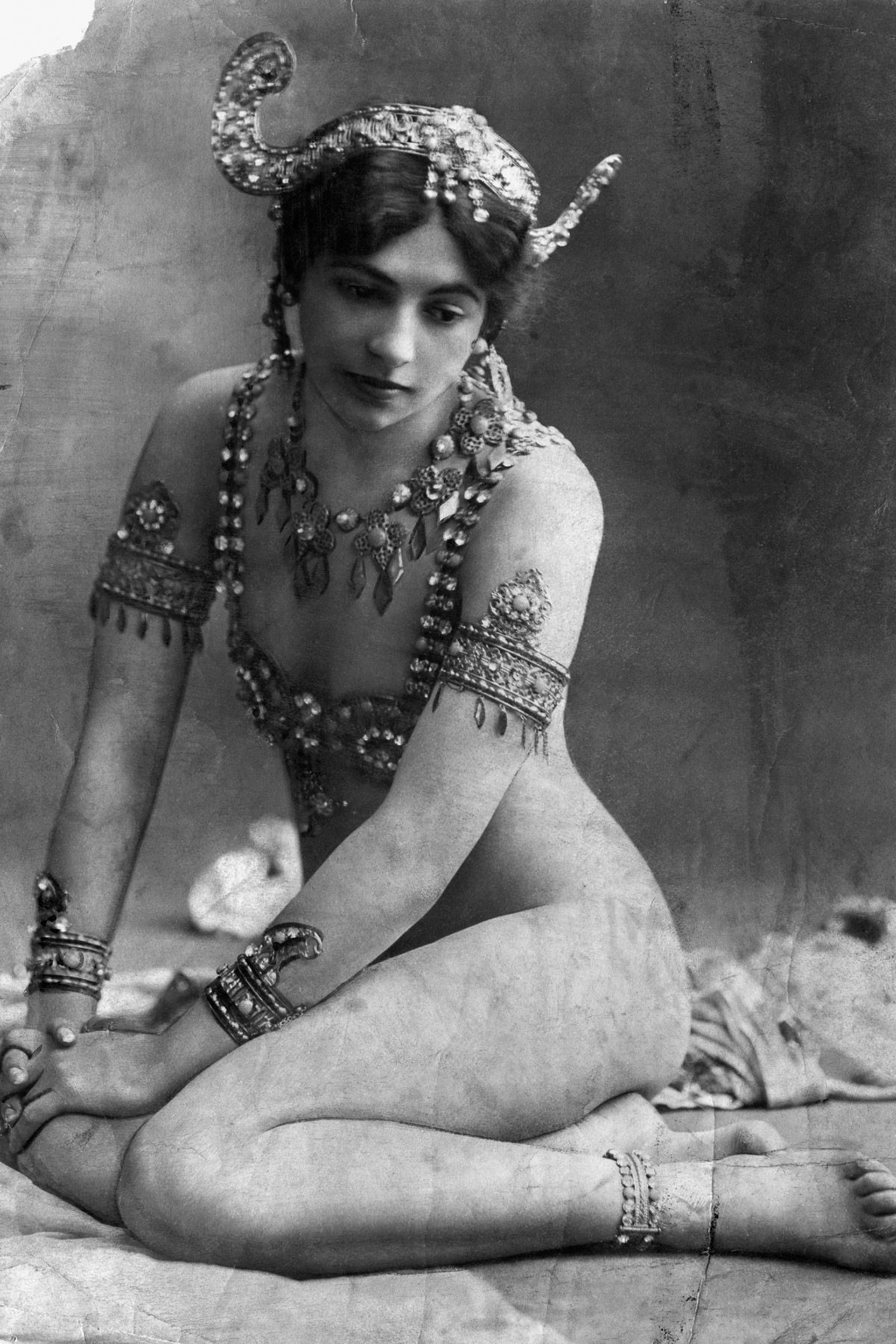 De joven, Mata Hari fue expulsada de la escuela normal de Lieden al ser descubierto su affaire con el director del establecimiento.