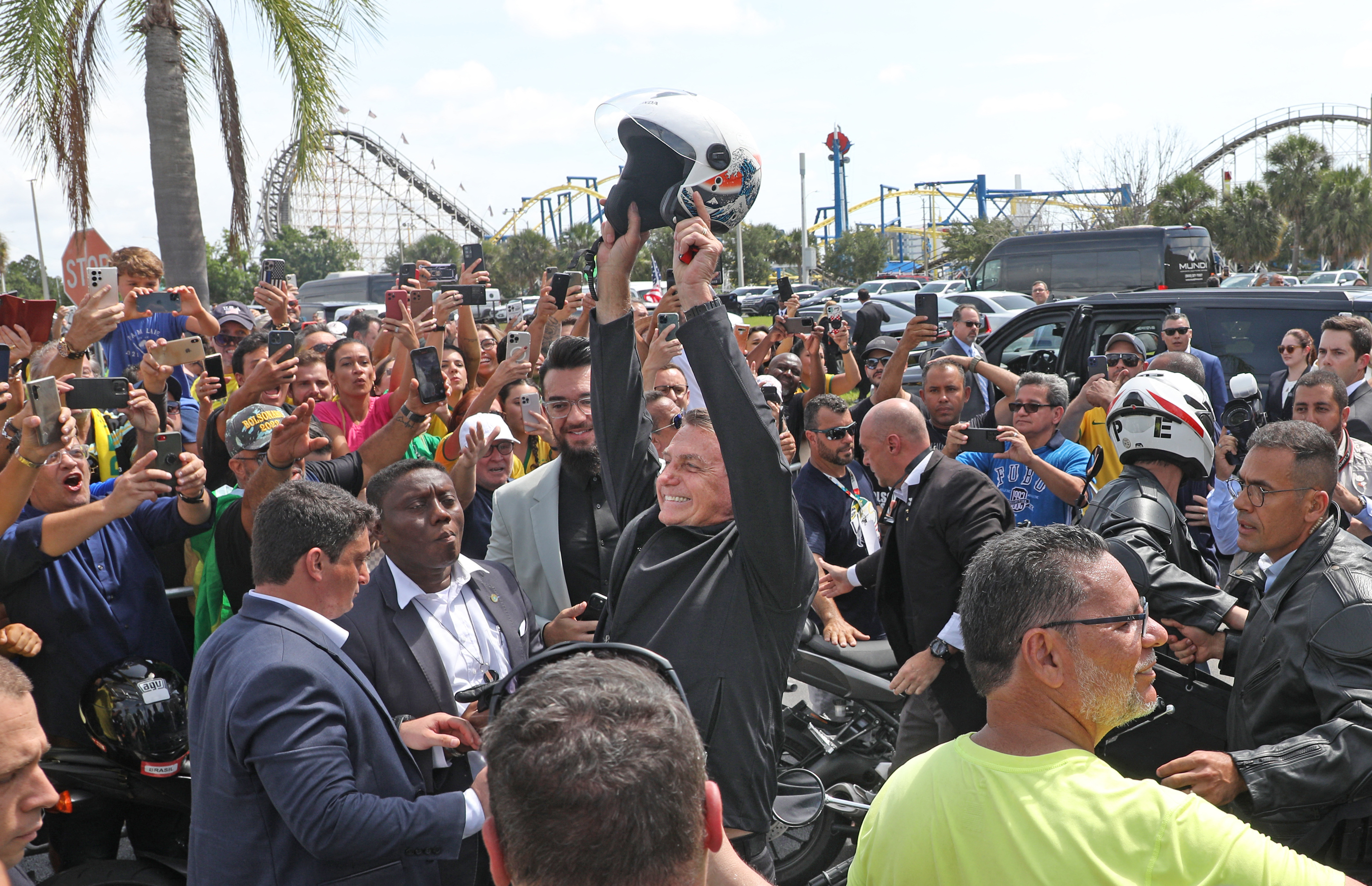 Bolsonaro visitó el centro de Florida tras asistir a la IX Cumbre de las Américas en Los Ángeles y se reunió con ciudadanos brasileños (Foto de Gregg Newton / AFP)