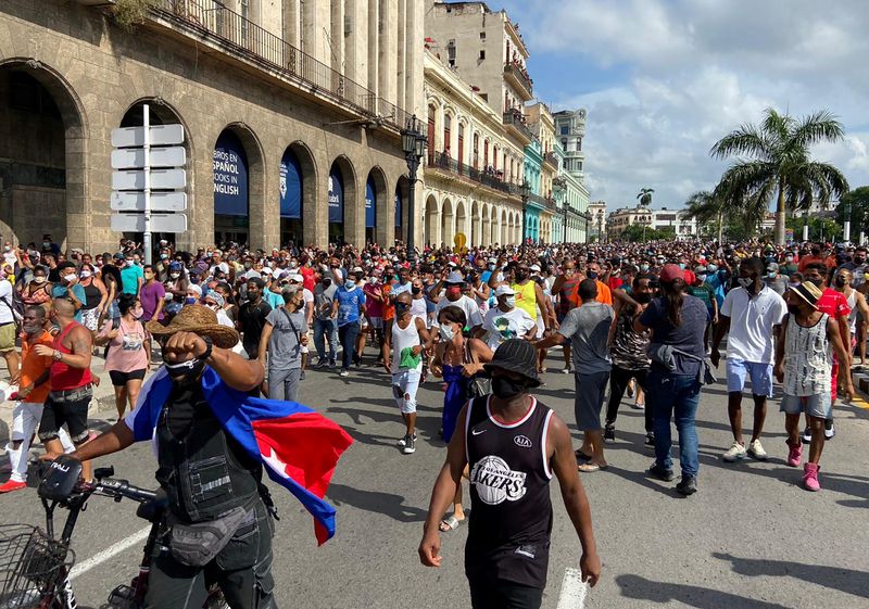 Imagen de archivo de gente caminando durante las protestas contra la dictadura cubana, en La Habana, Cuba. 11 de julio, 2021. REUTERS/Stringer