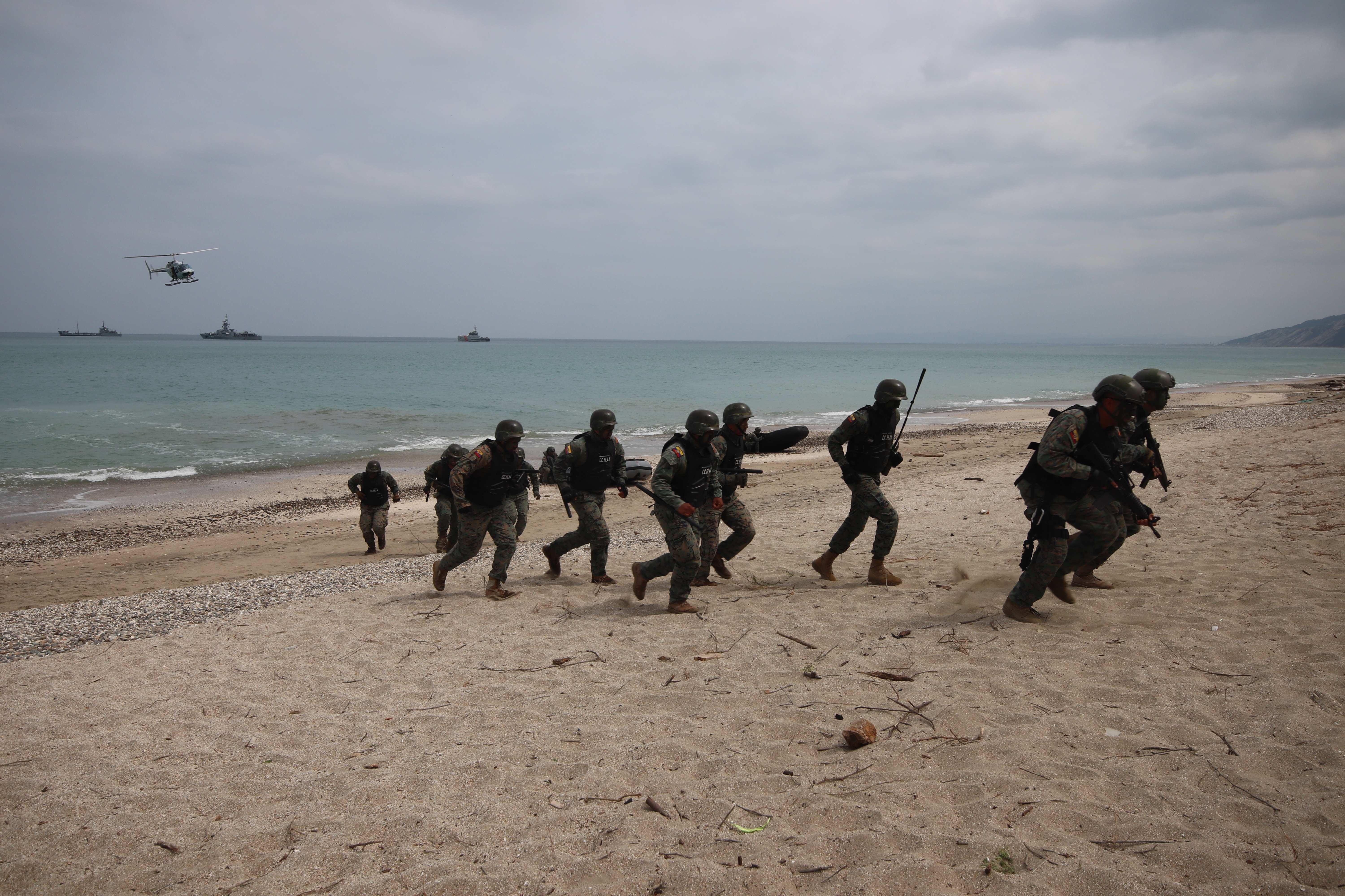 Fotografía cedida por la Armada del Ecuador que muestra a efectivos pertenecientes a las Fuerzas Navales de nueve países de la región mientras ejecutan un ejercicio de un desembarco en playas ecuatorianas, dentro de la última fase de las maniobras Unitas 2020, en Manta (Ecuador). EFE/Armada del Ecuador