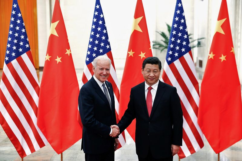 El presidente chino Xi Jinping estrecha la mano de Joe Biden en el interior del Gran Salón del Pueblo en Beijing (REUTERS/Lintao Zhang/Archivo)