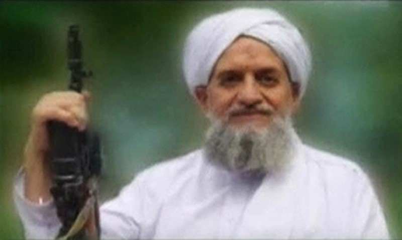 FILE PHOTO: Un'immagine del leader egiziano di al-Qaeda Ayman al-Zawahiri è visibile in questa immagine fissa tratta da un video pubblicato il 12 settembre 2011. REUTERS/Servizio di monitoraggio della posizione tramite Reuters/FILE PHOTO