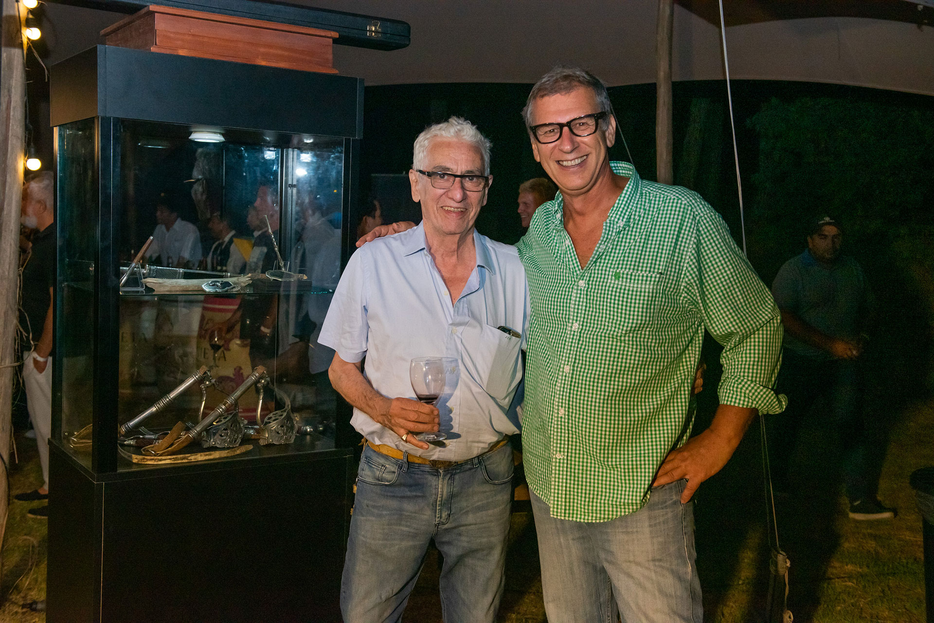 El artista Hugo Gassioles y el platero Juan Carlos Pallarols disfrutaron de una noche solidaria en la costa argentina