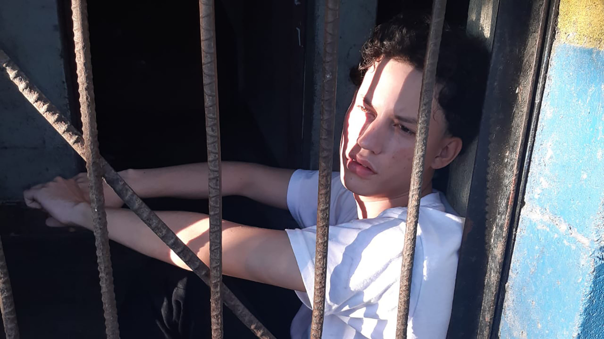 Violencia en Río de Janeiro: una joven murió tras ser alcanzada por un disparo durante un tiroteo entre bandas rivales en una autopista