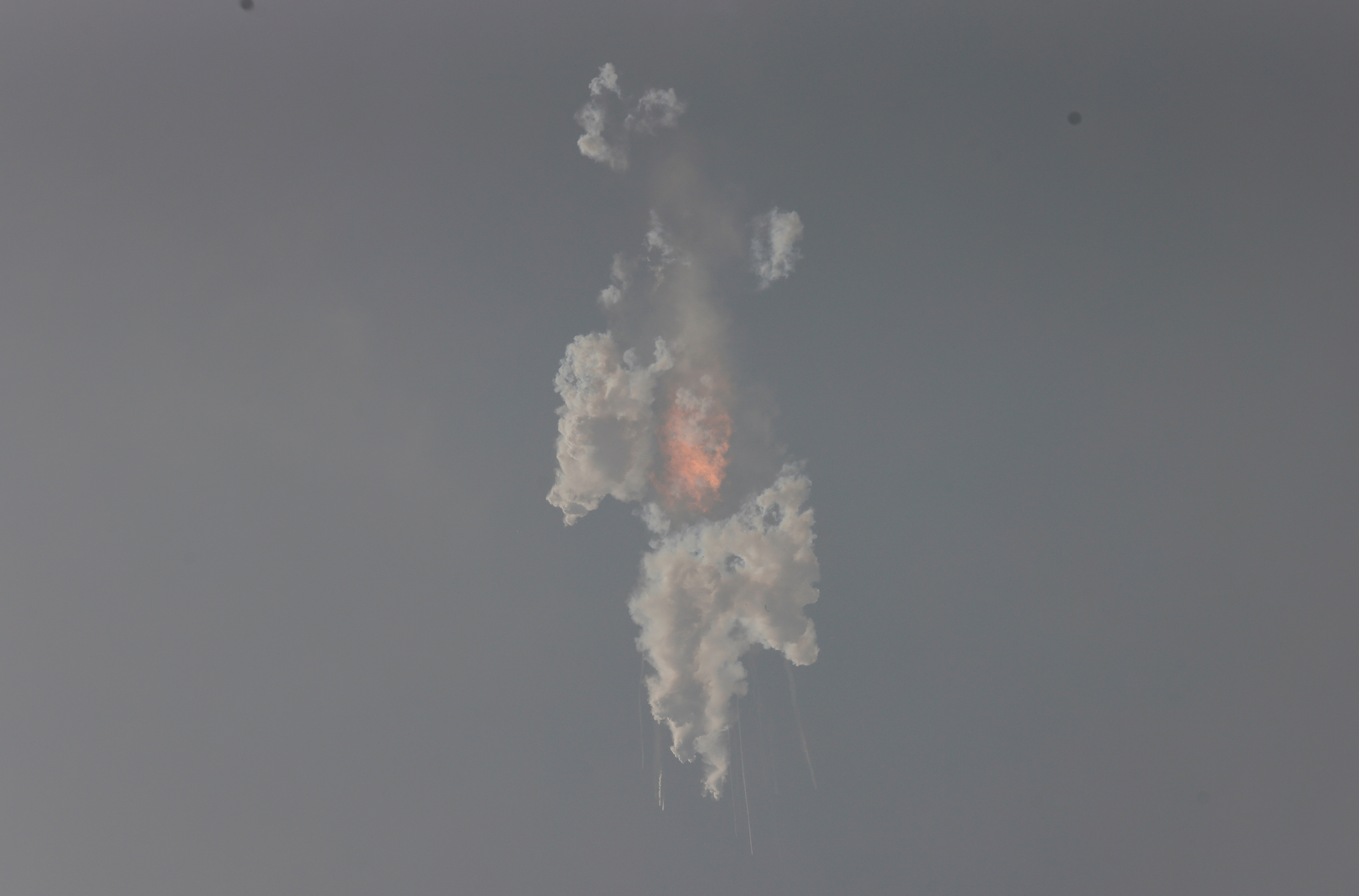 La explosión de la  nave espacial de nueva generación Starship de SpaceX ocurrió casi a los cuatro minutos de despegue (SpaceX/Handout via REUTERSREUTERS/Joe Skipper)