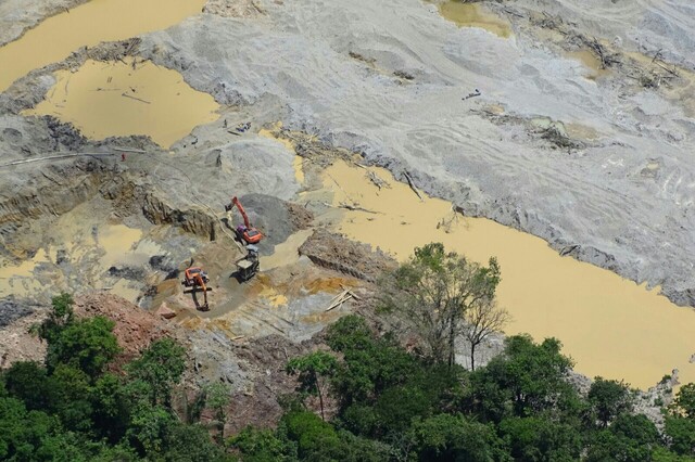 La minería ilegal de oro ha venido desplazando al narcotráfico como principal financiador de los grupos armados al margen de la ley. Foto: Colprensa.