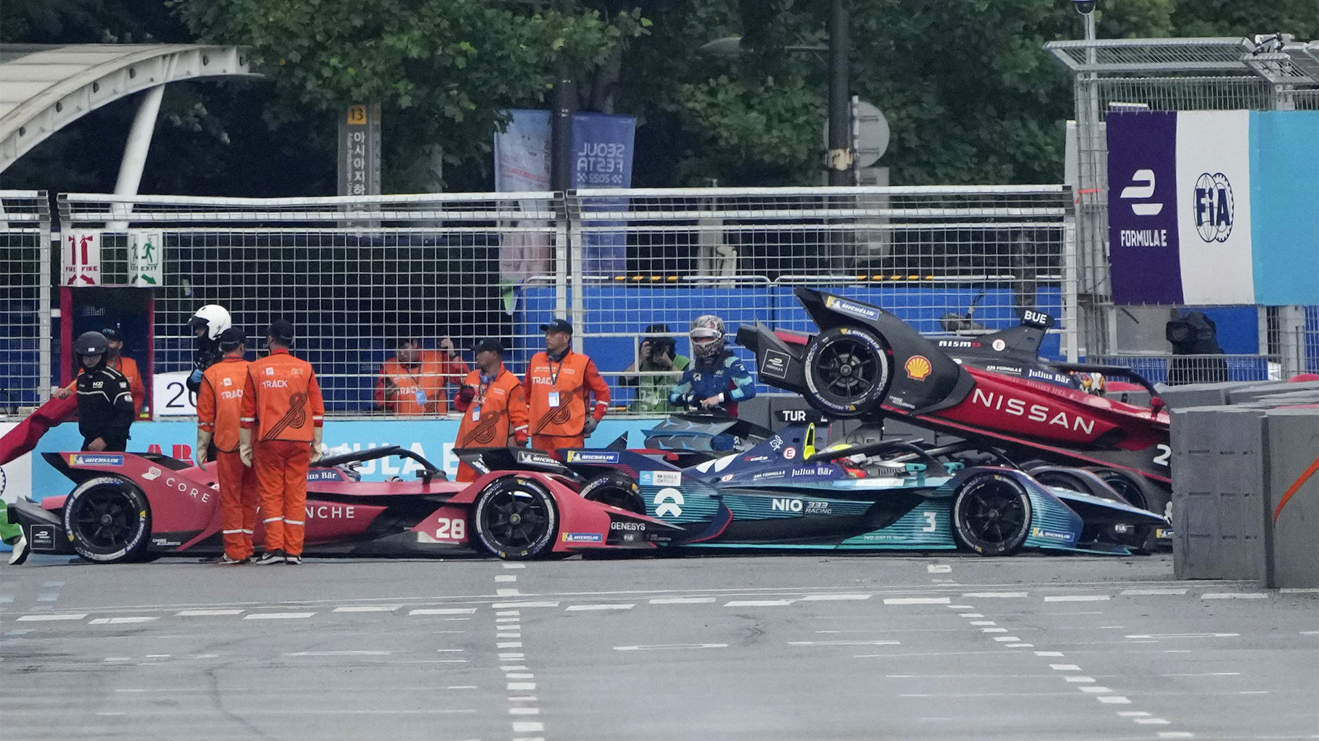 El accidente múltiple en la Fórmula E que involucró a ocho autos: el Halo salvó a un piloto que quedó debajo de otro coche