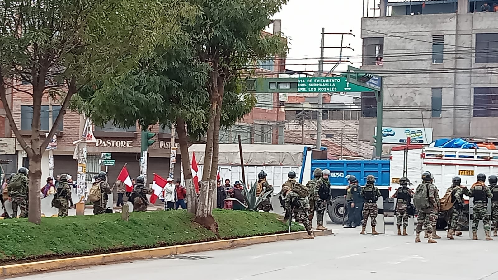 Grupo de manifestantes intentaron tomar instalaciones del aeropuerto del Cusco (Twitter: @Josvicsa)