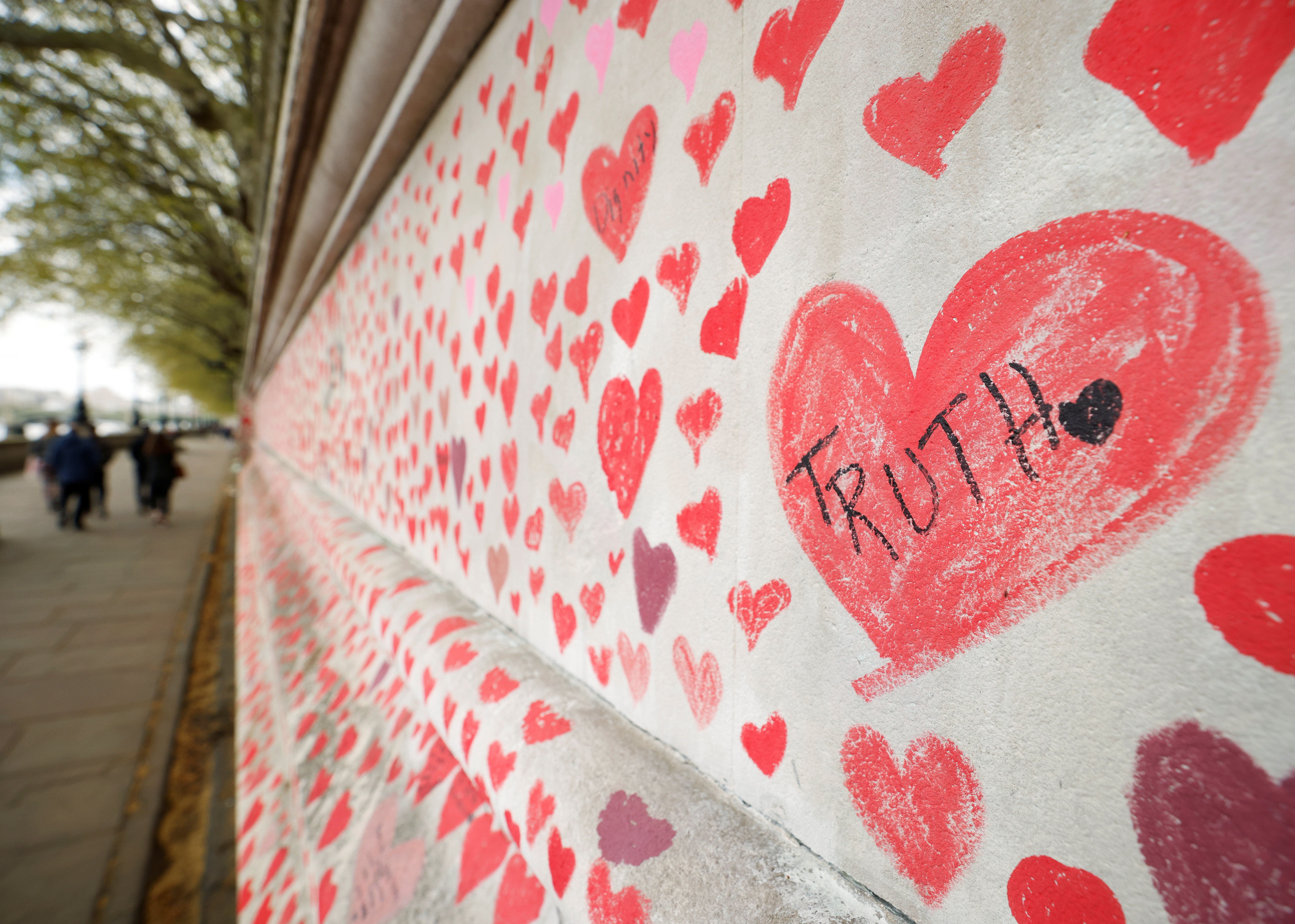 "Verdad", escribió una persona en el Memorial Nacional del COVID-19, en Londres. (REUTERS/John Sibley)