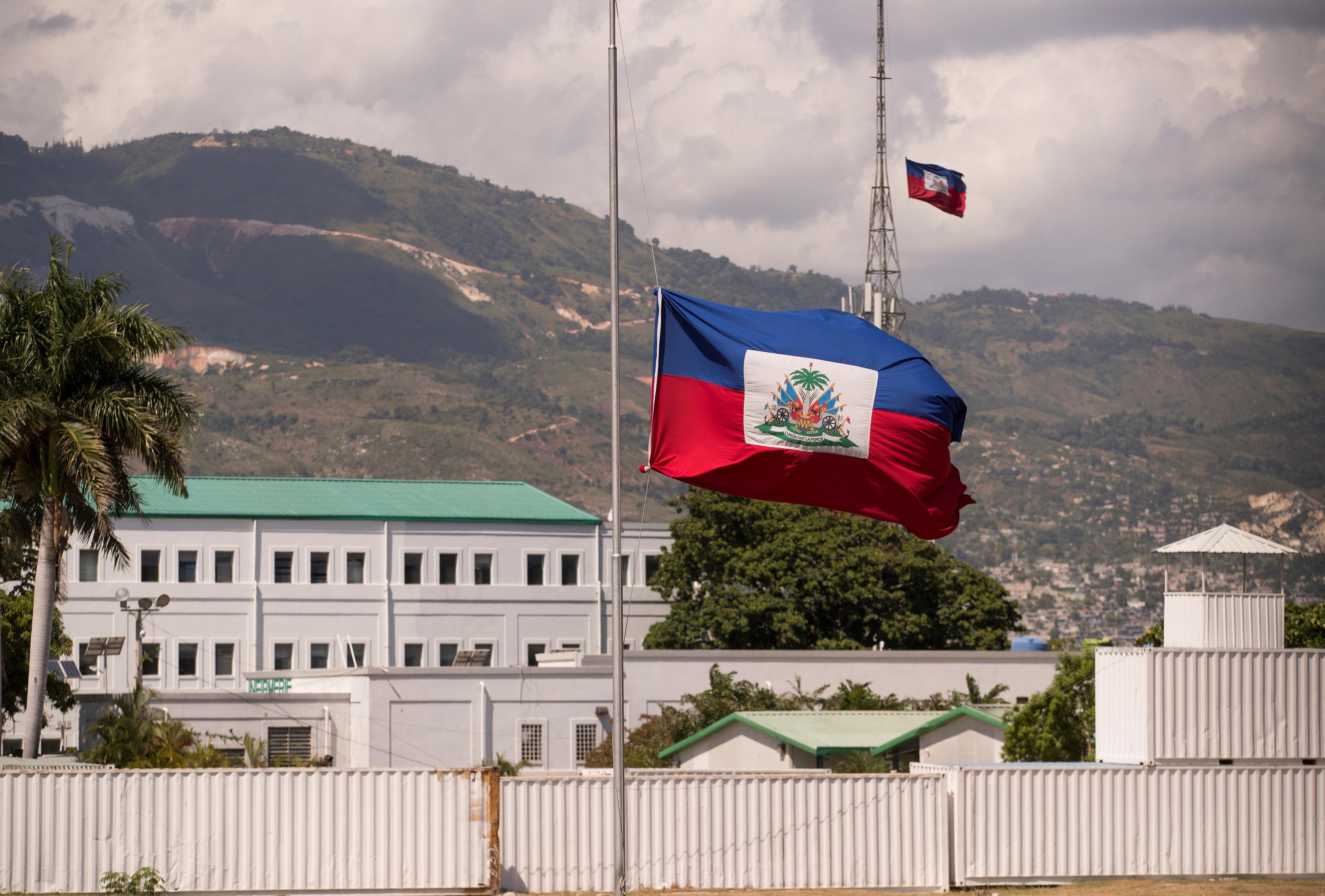 Registro de una bandera nacional haitiana al ondear a media asta en el Palacio Nacional, en Puerto Príncipe (Foto: EFE)