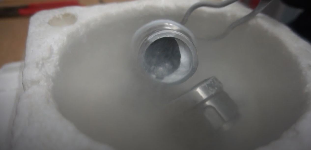 Frasco con hielo amorfo de densidad media en el interior, con bolas de acero y nitrógeno líquido. Crédito: University College de Londres
