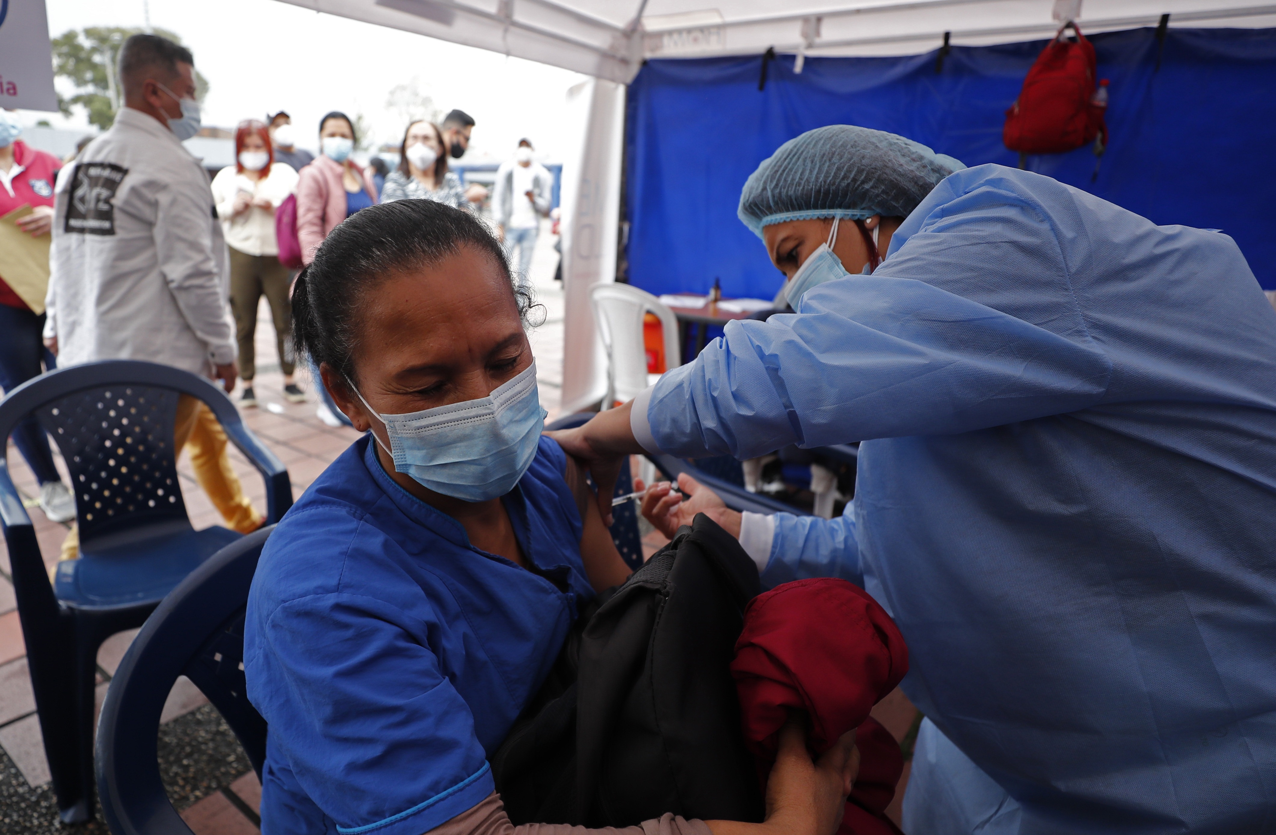 La vacunación sigue siendo efectiva para evitar la internaciones y muertes (EFE/ Mauricio Dueñas Castañeda)
