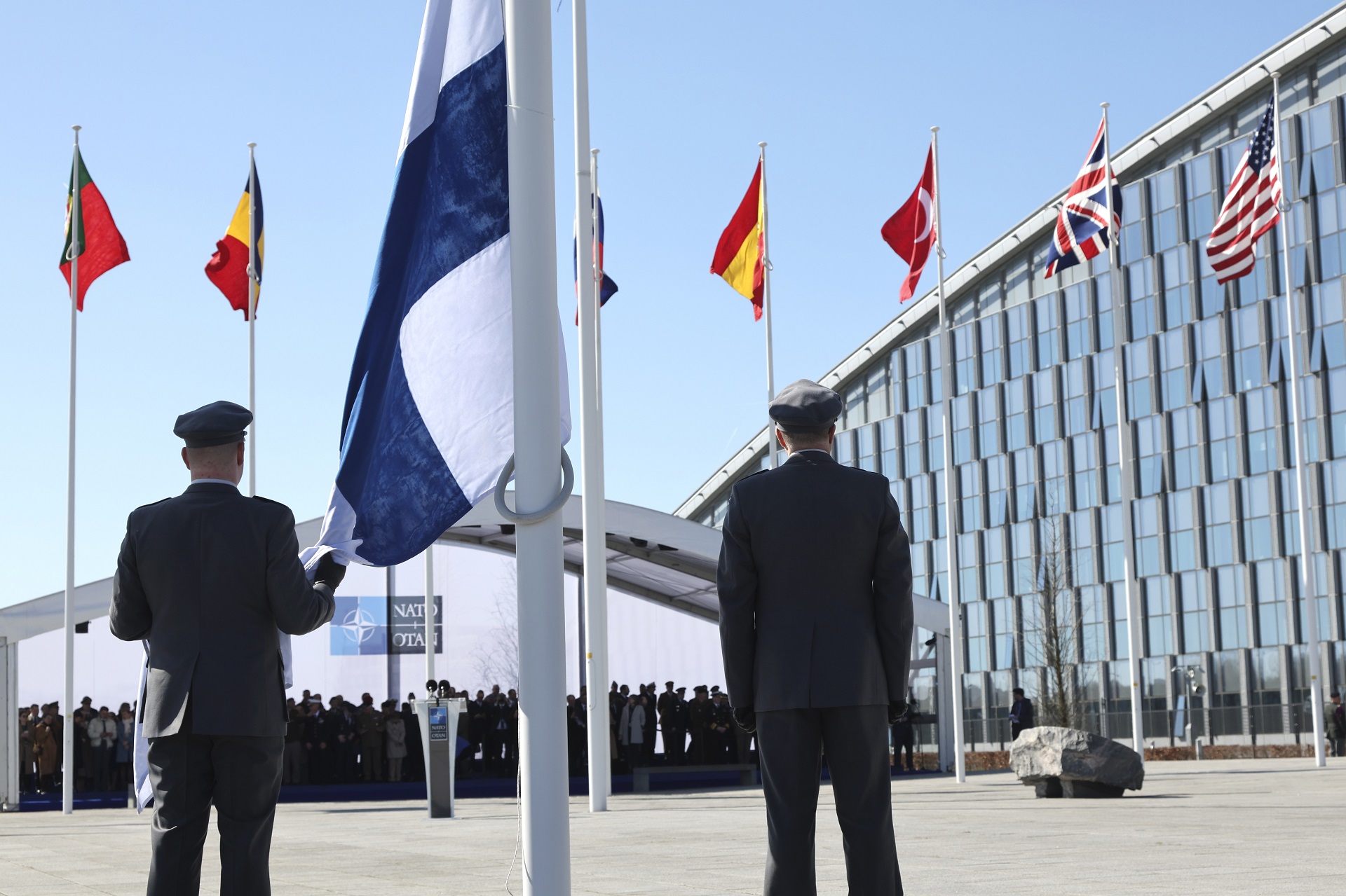 La bandera de Finlandia es izada en la sede de la OTAN (AP)