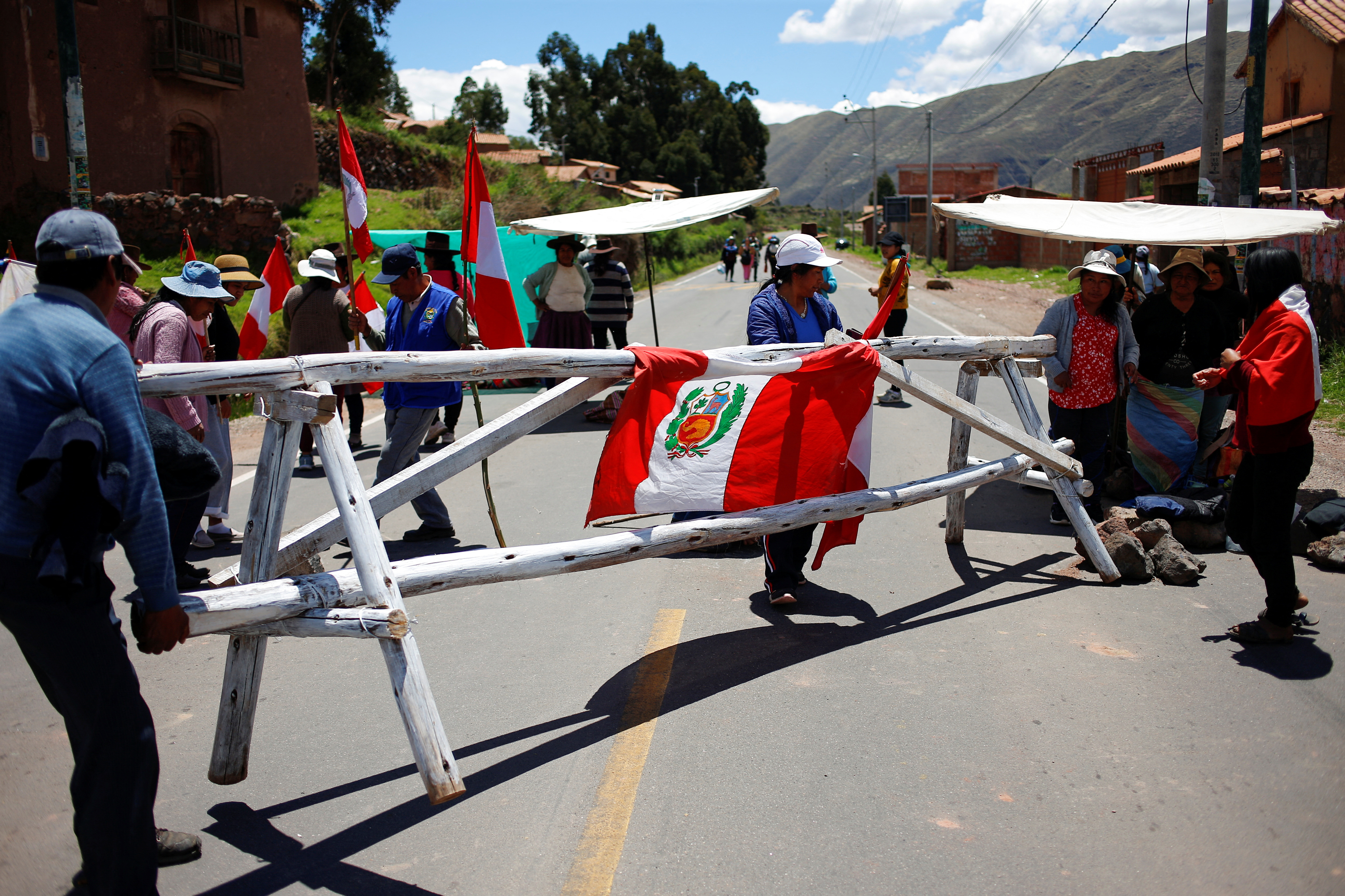 Manifestantes bloquearon carreteras que dirigen a varios destinos turísticos de Cusco.