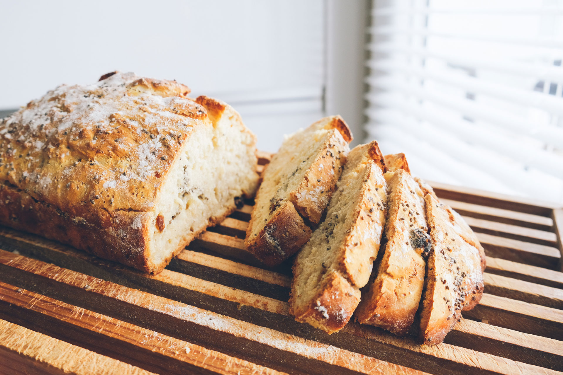 Al preparar un pan, se pueden sumar semillas de chía arriba de la masa para darle textura y sabor distintivo a la receta (Getty)