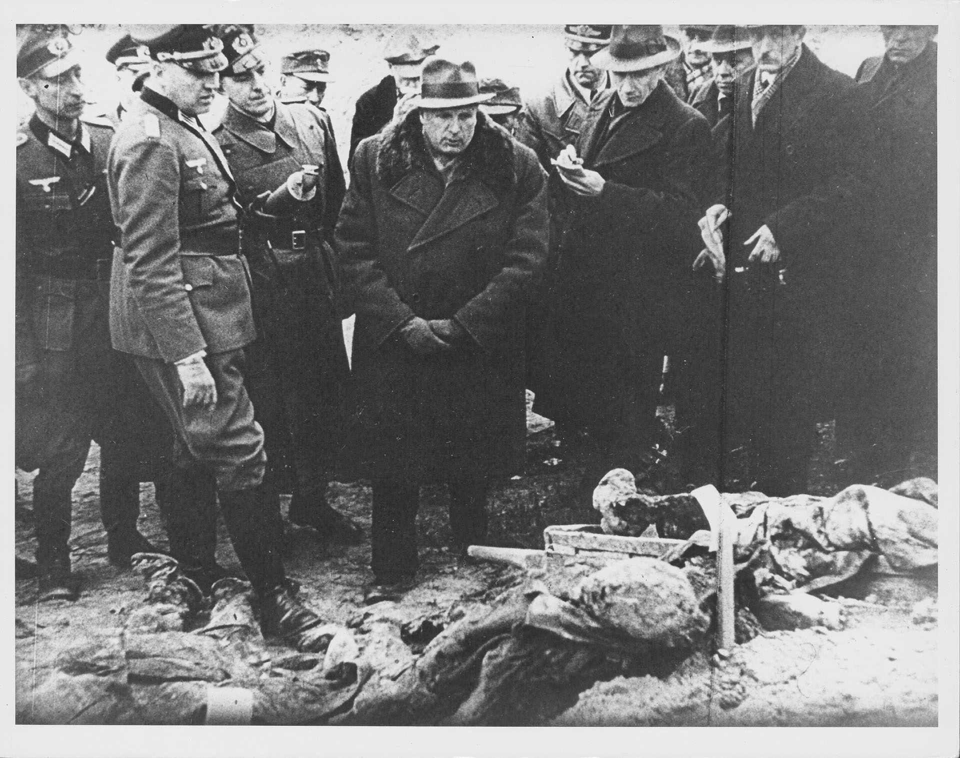 Observadores internacionales y miembros de la prensa observan las exhumaciones de polacos en en los bosques de Katyn (Photo by Gabriel Hackett/Archive Photos/Getty Images)