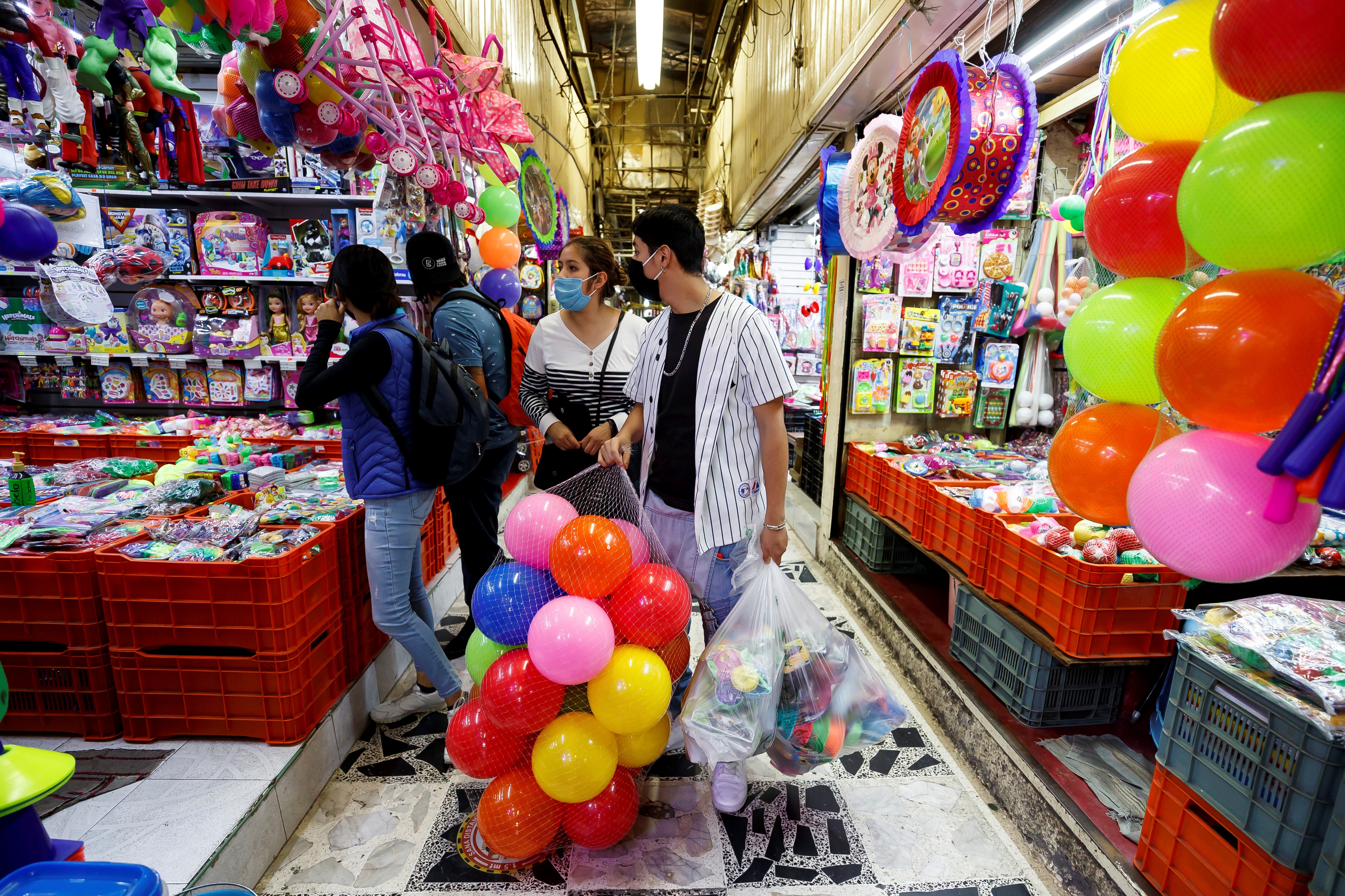 Poca afluencia de compradores se observa este martes, en comercios del Mercado Sonora, en Ciudad de México. EFE/José Méndez
