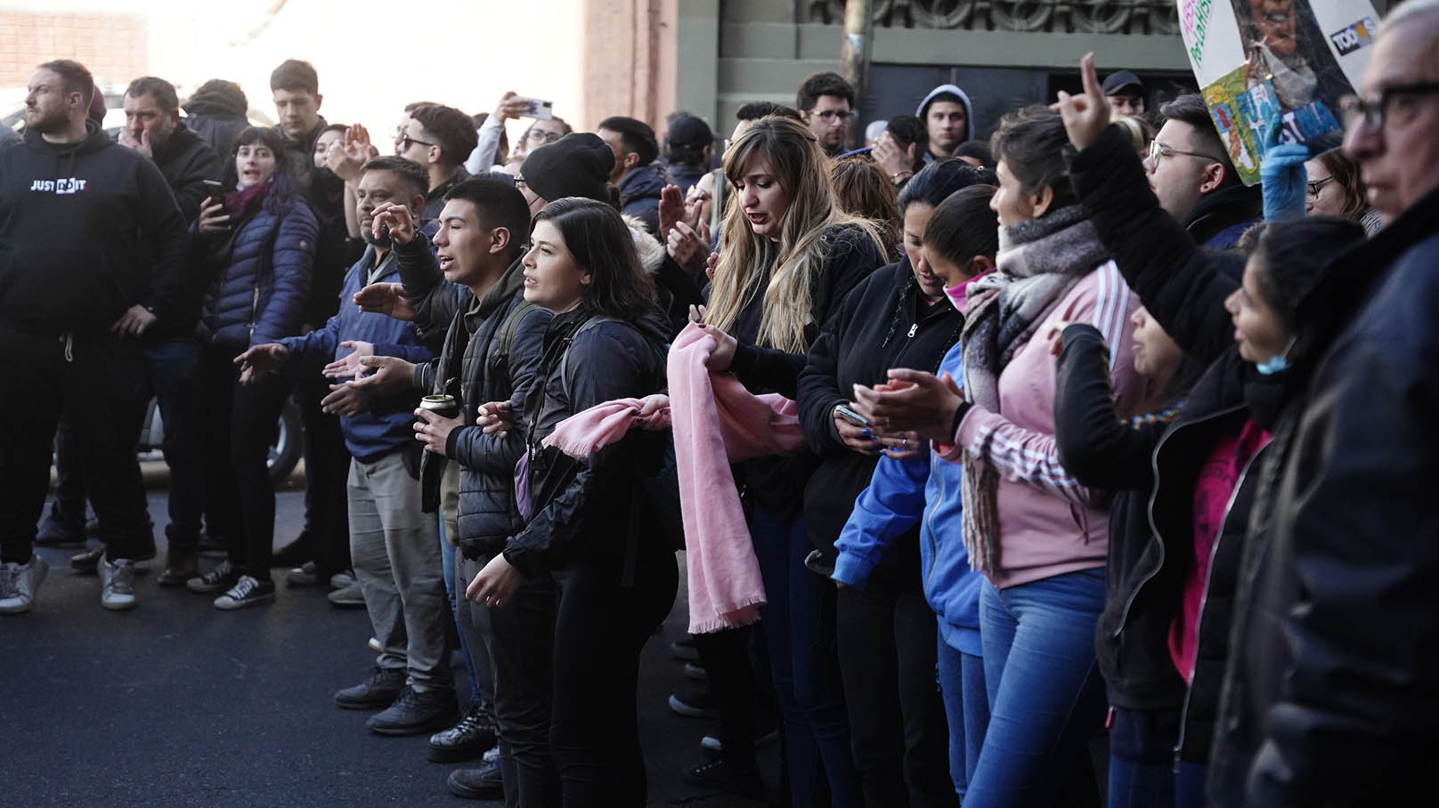 La vigilia haba comenzado ayer a la noche, en la puerta del edificio donde vive Cristina, en Recoleta (Franco Fafasuli)