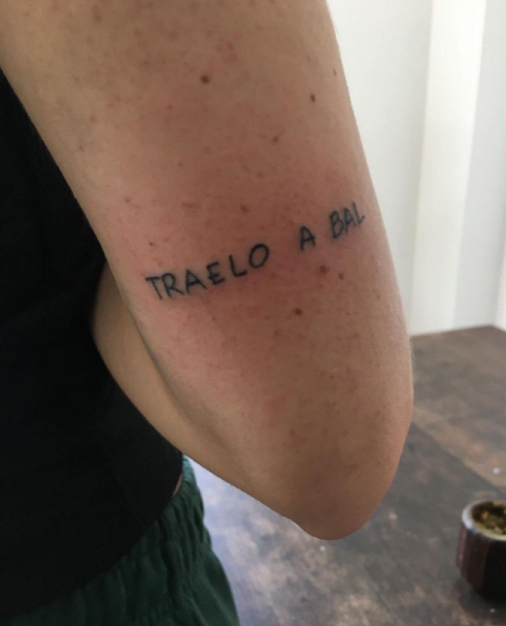 Una mujer se tatuó la frase viral "Traelo a Bal" de Ayelén Paleo