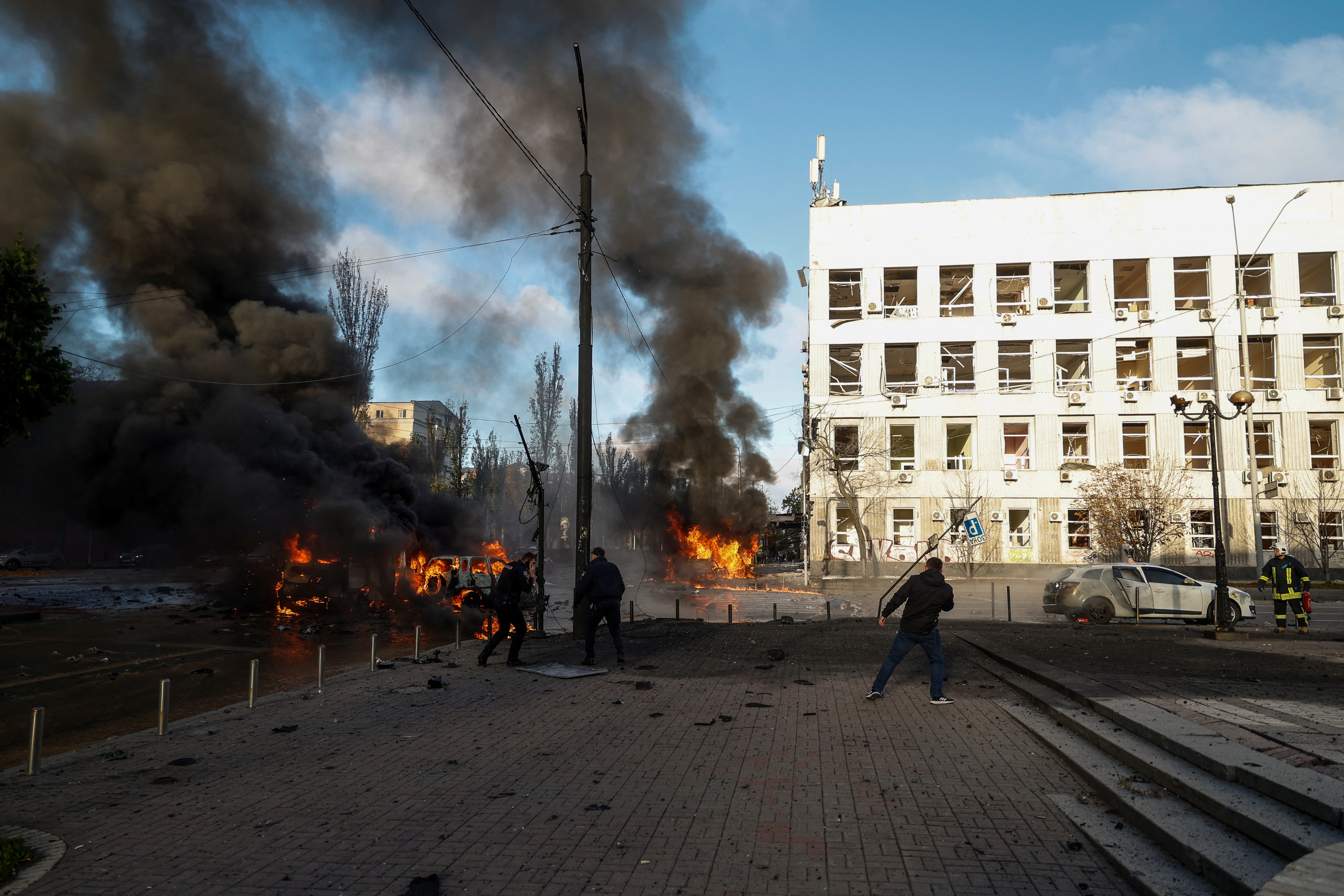 Los autos están en llamas después del ataque con misiles de Rusia en Kiev (REUTERS/Valentyn Ogirenko)