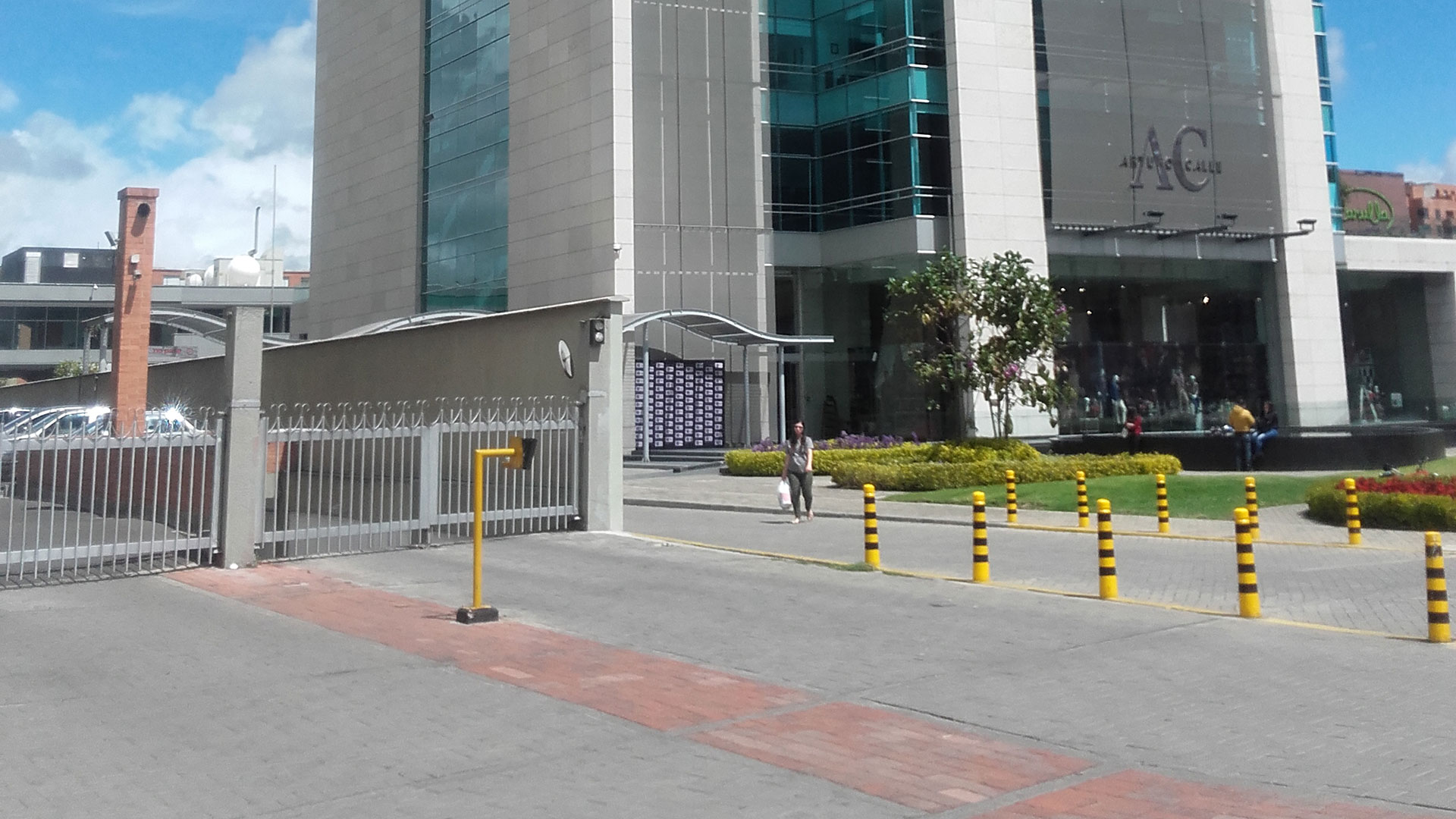 Sede principal de Arturo Calle en Bogotá, Avenida Boyacá #152b - 62 / (Wikimedia).