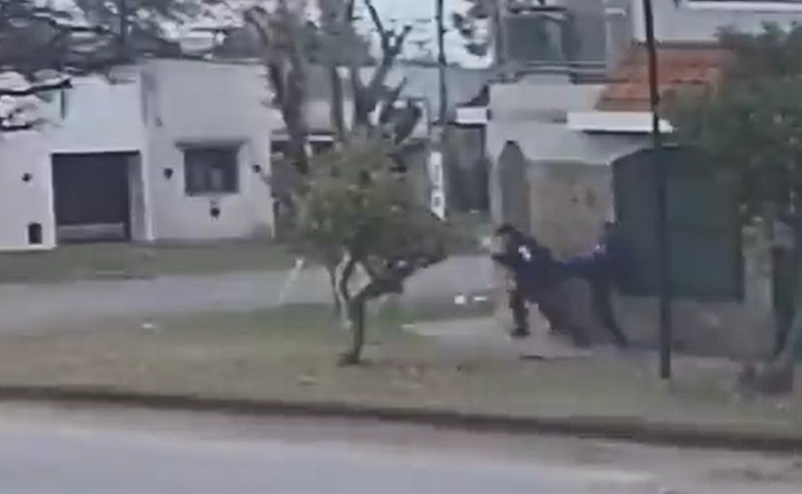 Un adolescente regresaba de la escuela y fue atacado a golpes por dos motochorros para robarle en La Plata