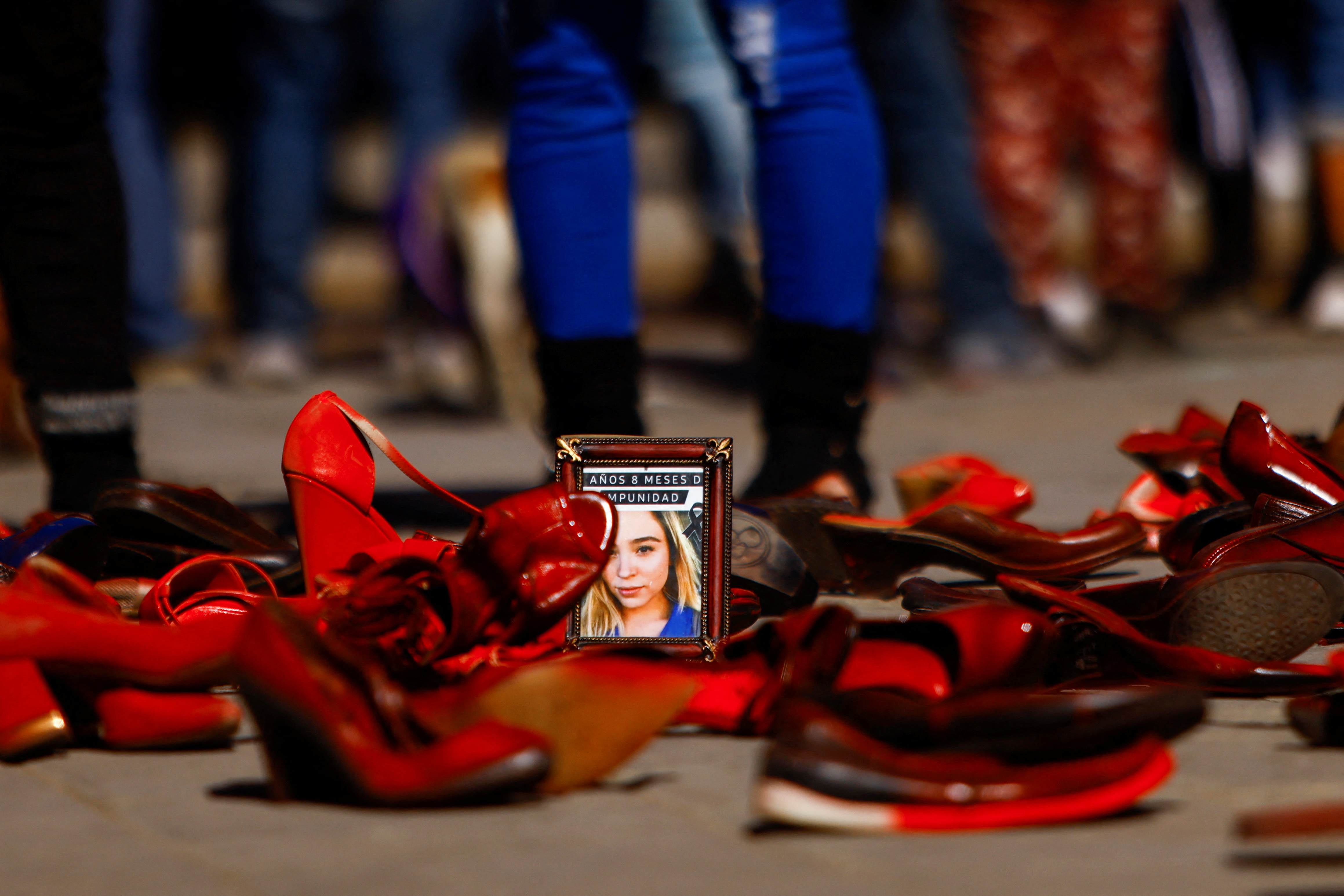 La fotografía de Silvia Kezaline Corona, quien fue asesinada en junio de 2019, se ve entre los zapatos rojos de mujer que fueron colocados en protesta (Foto: Reuters)