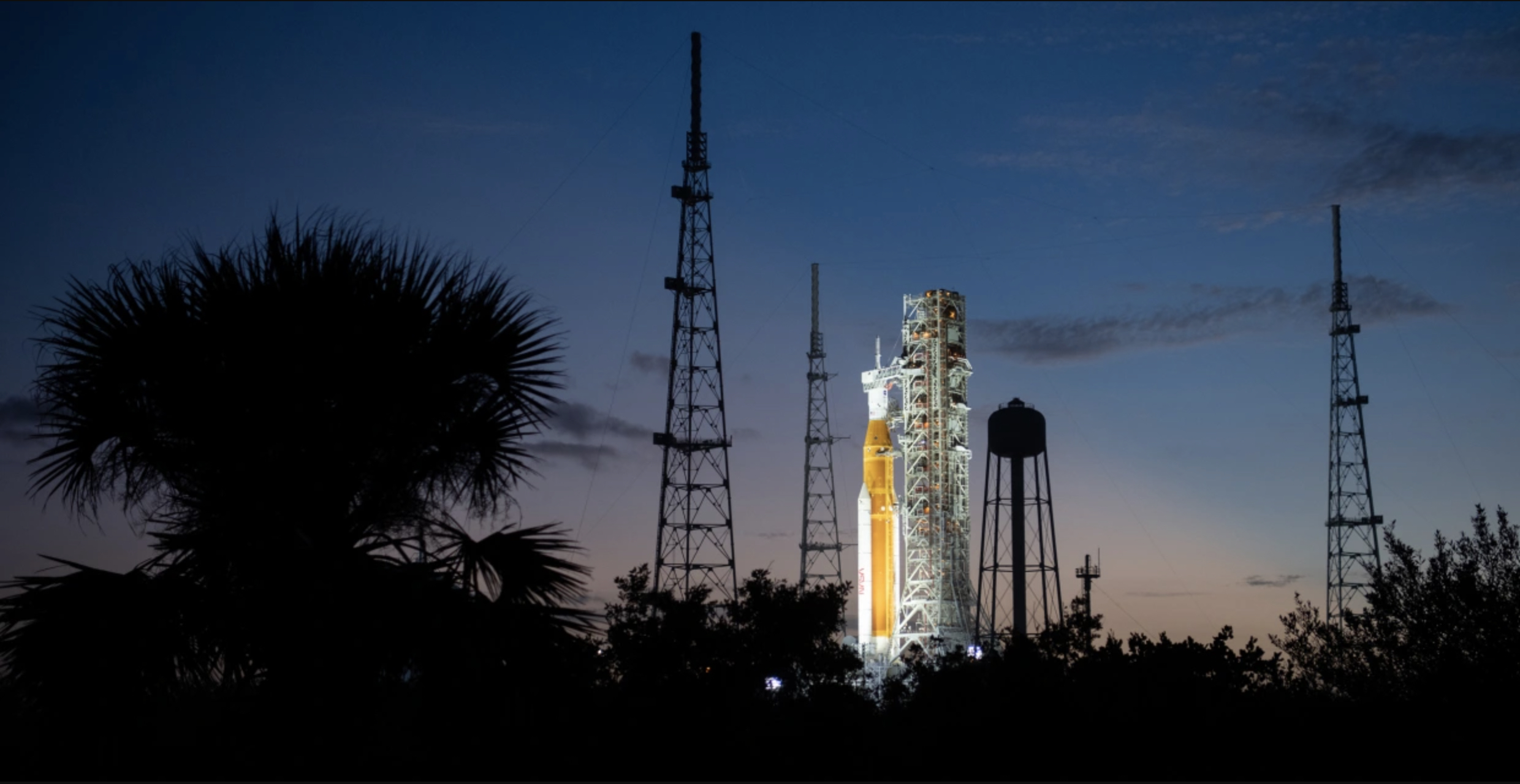 Cohete del Sistema de Lanzamiento Espacial de la NASA con la nave espacial Orión a bordo en la plataforma de lanzamiento 39B en el Centro Espacial Kennedy en Florida, el 6 de noviembre. (Joel Kowsky/NASA)