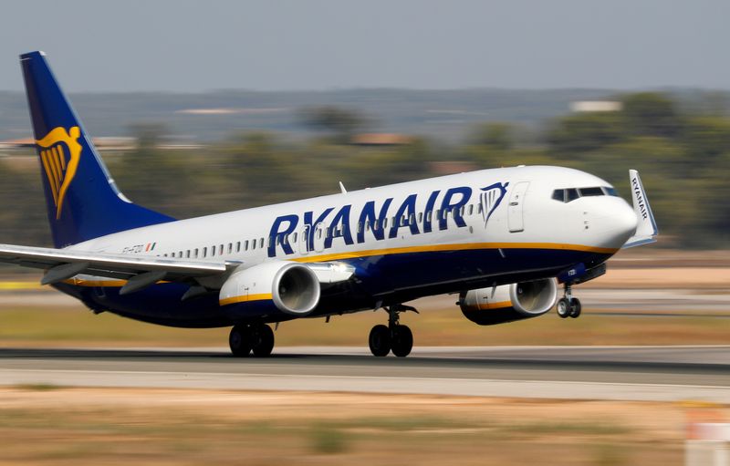 FOTO DE ARCHIVO. Un avión Boeing 737-800 de Ryanair despega desde el aeropuerto de Palma de Mallorca, España. REUTERS/Paul Hanna